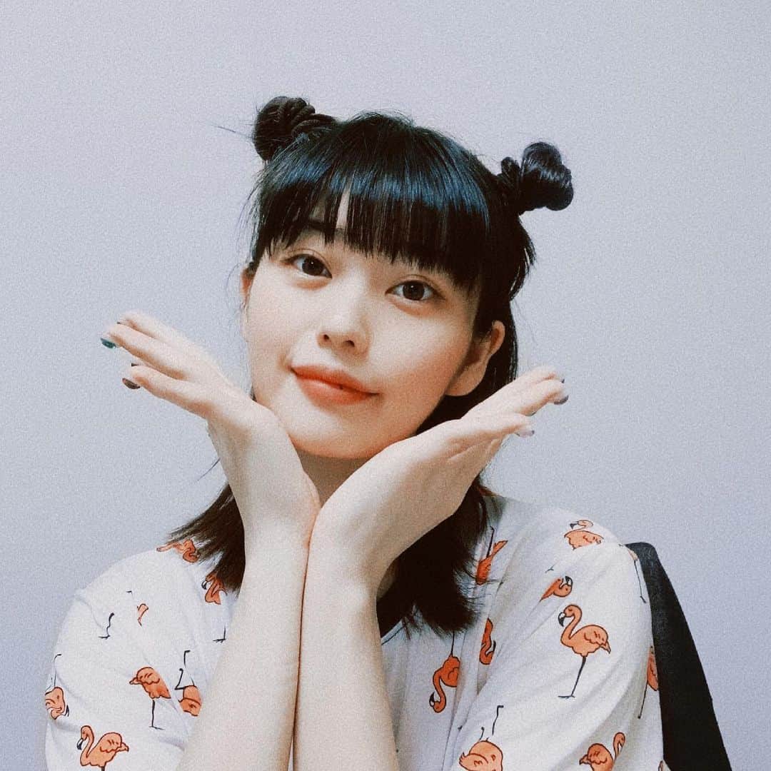 冨手麻妙さんのインスタグラム写真 - (冨手麻妙Instagram)「みんなー！いよいよ明日は『全然監督シーズン2』ワールドプレミアイベントだよ〜！！！🎥💖  Netflix JAPANの公式YouTubeにて、17時20分頃〜18時30分、生配信されますので、是非皆様ご覧ください！！💖  明日のイベントに合わせてゴージャスなネイルしたんだけど、なんか全然上手く撮れなかったので、明日また改めてアップします💅💖🦩  On 6/22(Tue) 5:20pm-6:30pm (JST), the Naked Director Season 2 world premiere event will be live streamed on Netflix Japan’s YouTube. Get a sneak peek at the latest season of the Naked Director before its official release on June 24th!💖🎥  #全裸監督 #thenakeddirector #ワールドプレミア #netflix #netflixoriginal #netflixjapan #ネトフリ #全裸監督シーズン2 #村西とおる #ネイルデザイン #ネイル #ストーンネイル #お待たせしました」6月21日 20時54分 - amitomite