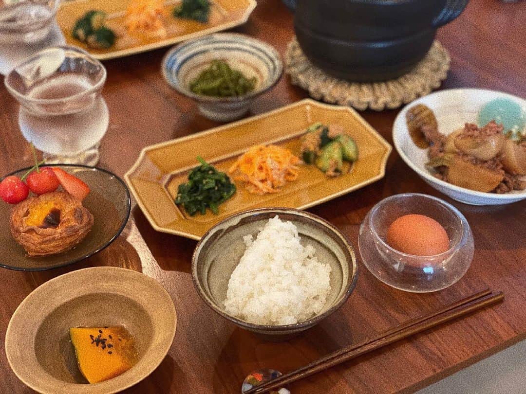 瀬戸サオリのインスタグラム：「いつかのご飯🍚🍴 . 載せたいものが沢山なので ぼちぼち〜更新します🐶🤍  酵素玄米仕込んで 寝よう🍚☺️💘 ＿＿＿＿＿＿＿＿＿＿＿＿＿＿ #おうちごはん #オーガニック #有機野菜 #無農薬栽培 #ご飯記録  #saori_cooking」
