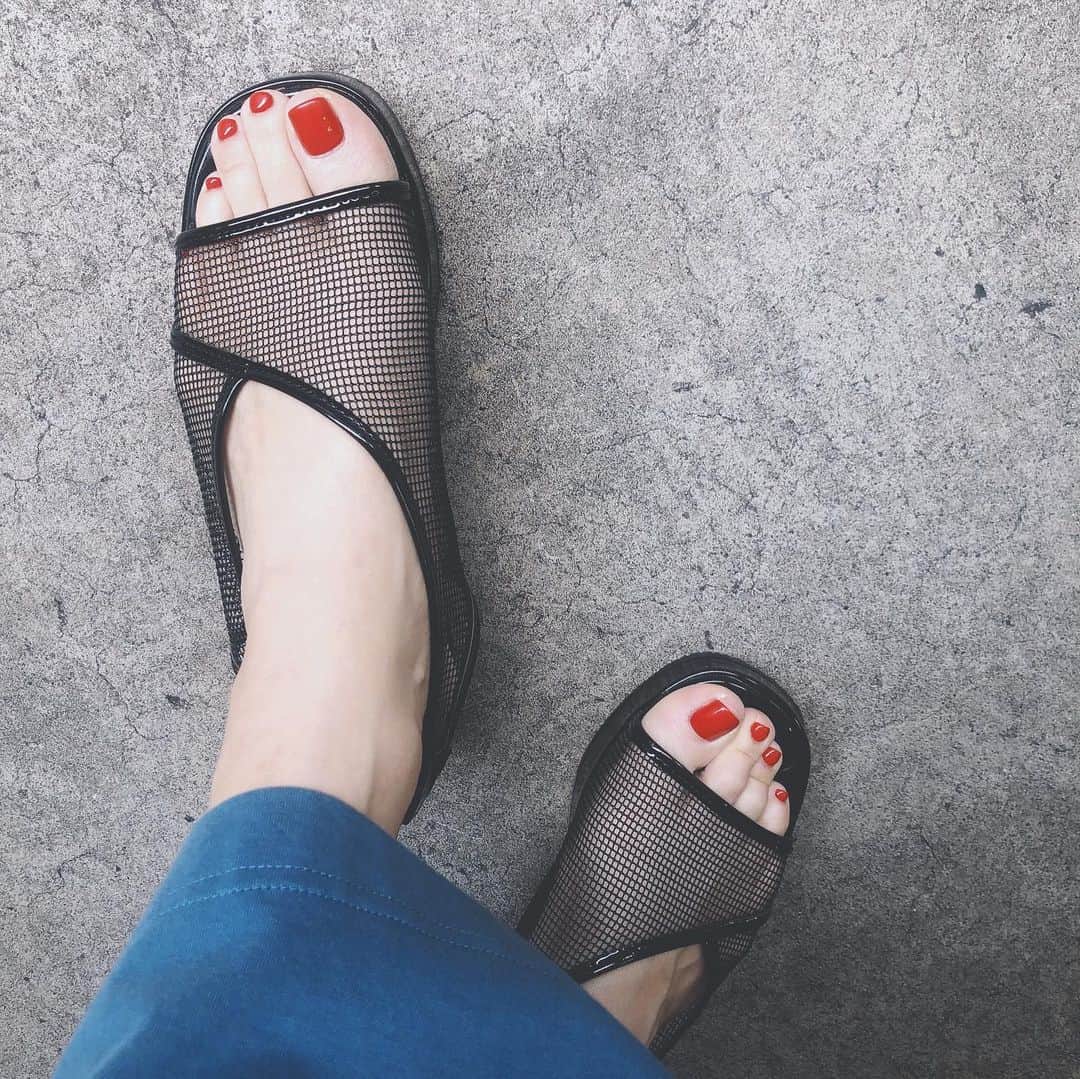 大桑マイミのインスタグラム：「nailチェンジ　❣️大好きな❤️赤へ。 やっぱり気分が元気になる！ マツエクは　自然な仕上がりで アイラインいらず。 @salonbdaikanyama  @salonb_matsumoto  さんに お願いしてます！！  サンダルはメッシュサンダルで赤いnailが映えます。 @herin.cye  のもの。 @madoka_juura  さんがつくるもの大好き💕」