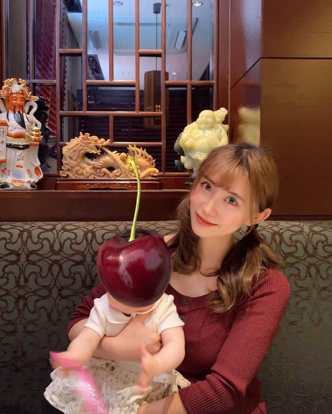 光上せあらのインスタグラム：「【慣らし保育病み】 ６月から保育園の慣らし保育が始まりました🏫  最初の1ヶ月は園に慣れるために 短い時間を数回。  が、しかし、、とにかく病む…！  病みます、これ。  慣らし保育はママが病むよ〜って 後から教えて貰ったのですが  ほんっとに！！辛い。 いやーなかなか  娘も毎回とても嫌がって泣いて お迎えの時には心を閉ざして笑顔がなくて しばらく心を開いてくれない、、😭  保育園の前日になると私がとても病む。  嫌がる場所に連れて行くわけなので。  もちろん好きになったり慣れたら この病みも終わるんだろうけど…  まだ毎日行かせてないので  娘も朝の8時（保育園の準備の時間） になると、  今日は行くの？行かないの？ どっちなの？ と毎日不安そうで  グズグズ😭  10時くらいになると今日は行かない日だ！ とご機嫌に😣  慣らし保育がこんなに辛いって誰も教えてくれなかったわ、 そりゃそうかわざわざ言うことでもないか🤣  妊娠後期、出産後の新生児育児、仕事も少し復帰  色々な理由から保育園を選びました。  下の子が産まれてから保育園に入れるだと、娘も思うことがありそうで、、 （下の子が産まれて私は追いやられた、みたいな。弟は家にいるのに…みたいな）  なので早めに入れましたが、  娘が敏感な子なあまり保育園行くようになり 夜泣き、良叫びもかなり激しくて…😭  あぁ、かなりのストレスなのね、とつら！！🤣  でも世の赤ちゃんみんなこれを乗り越えているのだもんな…（働くママさんがとても増えたし）  皆さんはどうしていますか？  私は一回休校して１歳半くらいになったら 下の子も一緒に行かせようかなとか考え始めてます。。  それまでは仕事は考えず、臨月もなんとか乗り越え、産後の二児の育児もなんとか気合いで、、  みたいな！  本人ももうちょっと大きくなったら保育園が楽しくなるのかな？🥺  色々な経験や刺激もあるし、わたしには出来ない事も教えてもらえるからメリットは沢山あるけど…今は、、😭😭  #慣らし保育  #慣らし保育スタート  #慣らし保育記録  #プリスクール  #保育園　#ハーフの赤ちゃん  #ハーフの女の子  #ハーフの子 #生後8ヶ月 #女の子ベビー服 #赤ちゃんのいる生活  #育児日記  #育児  #子育て  #女の子のママ  #赤ちゃん写真  #子育てママ #子育て日記　#年子  #年子妊娠中  #年子育児  #年子ママ  #生後8ヶ月ベビー　#8ヶ月の女の子  #娘  #娘との時間  #赤ちゃんのいる生活  #赤ちゃんのいる暮らし #11ヶ月差年子」