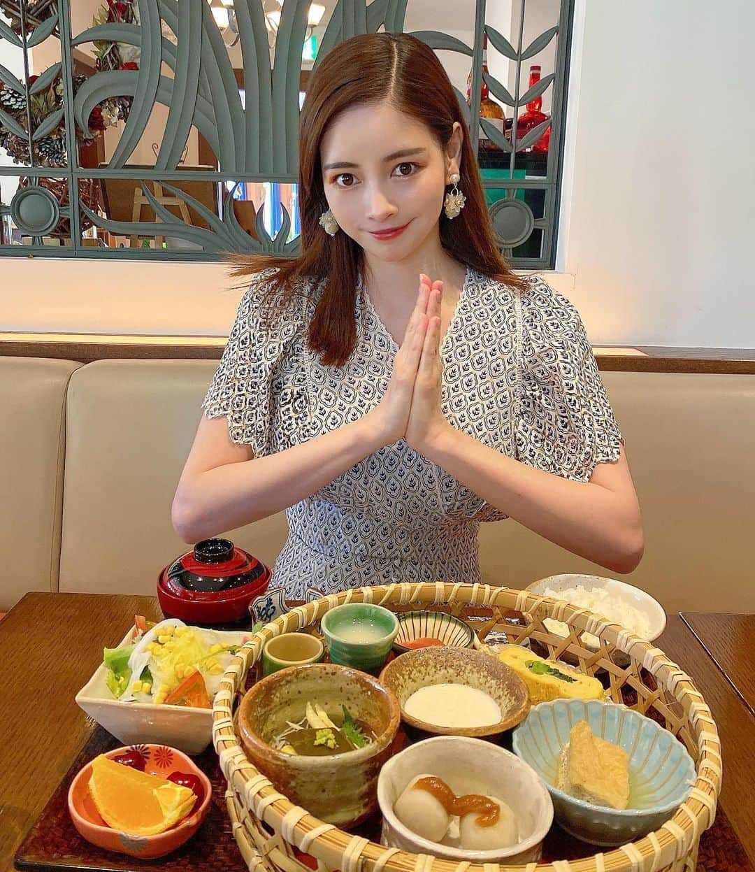 得あゆさんのインスタグラム写真 - (得あゆInstagram)「まんで美味しいがいちゃ🍚(富山弁。笑) 富山はほんまにご飯が美味しいちゃ🍚  私の地元、富山県南砺市にあるホテル 【桜ヶ池クアガーデン】 @sakuragaike レストランのご飯も本当に美味しかった！ 何食べても美味しいのはお水が美味しいからなのかな？！笑 写真は朝ごはん🍚 地元帰ったらまた泊まりたい。🌸  #富山#南砺市#桜ヶ池クアガーデン  ・ ・ ・ ・ ・ ・ ・ ・ ・ ・ ・ #桜ヶ池#富山ランチ#五箇山#五箇山ランチ#富山グルメ#富山旅行#富山観光#北陸#田舎#地元#故郷#インスタ映え#カメラ女子#家族旅行#聖火ランナー#聖火リレー#思い出#地元#富山県#朝ごはん#白エビ#山菜#和食#富山旅行#温泉#白川郷#toyama#olympic#gasshozukuri」6月21日 21時20分 - tokuayu819