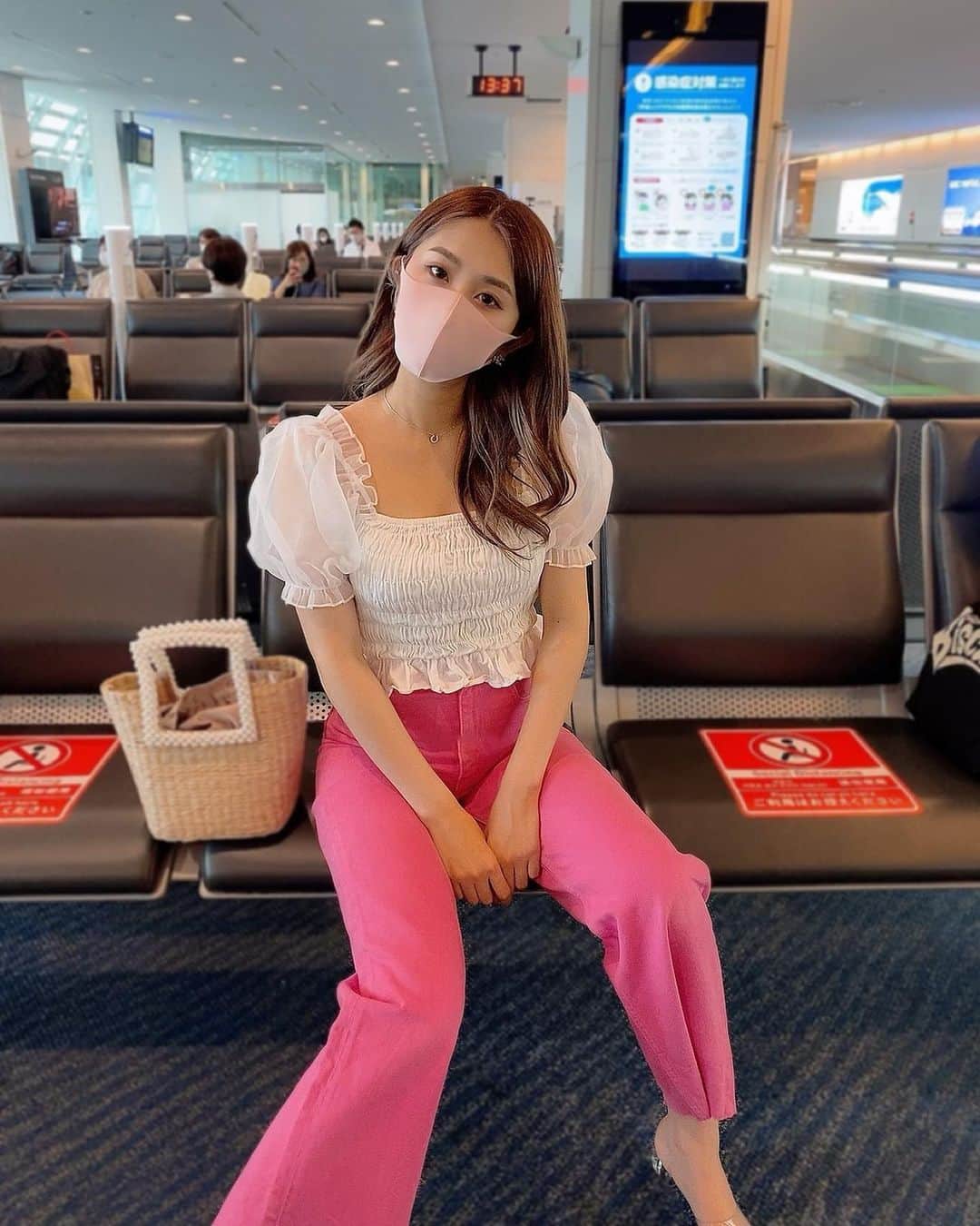 のインスタグラム：「北海道から東京に帰ってきました💞 ⁡ 余韻に浸りつつ 今週末は、ツアー渋谷公演🧸✨ ⁡ 早く皆に会いたいです〜🎵 ⁡ #misakicode ⁡ tops→ @grl_official  denim→ @zara  bag→ @zara  ⁡ #code #fashion #コーデ #ファッション #grl #zara #グレイル #ザラ #ピンクデニム #pinkdenim」