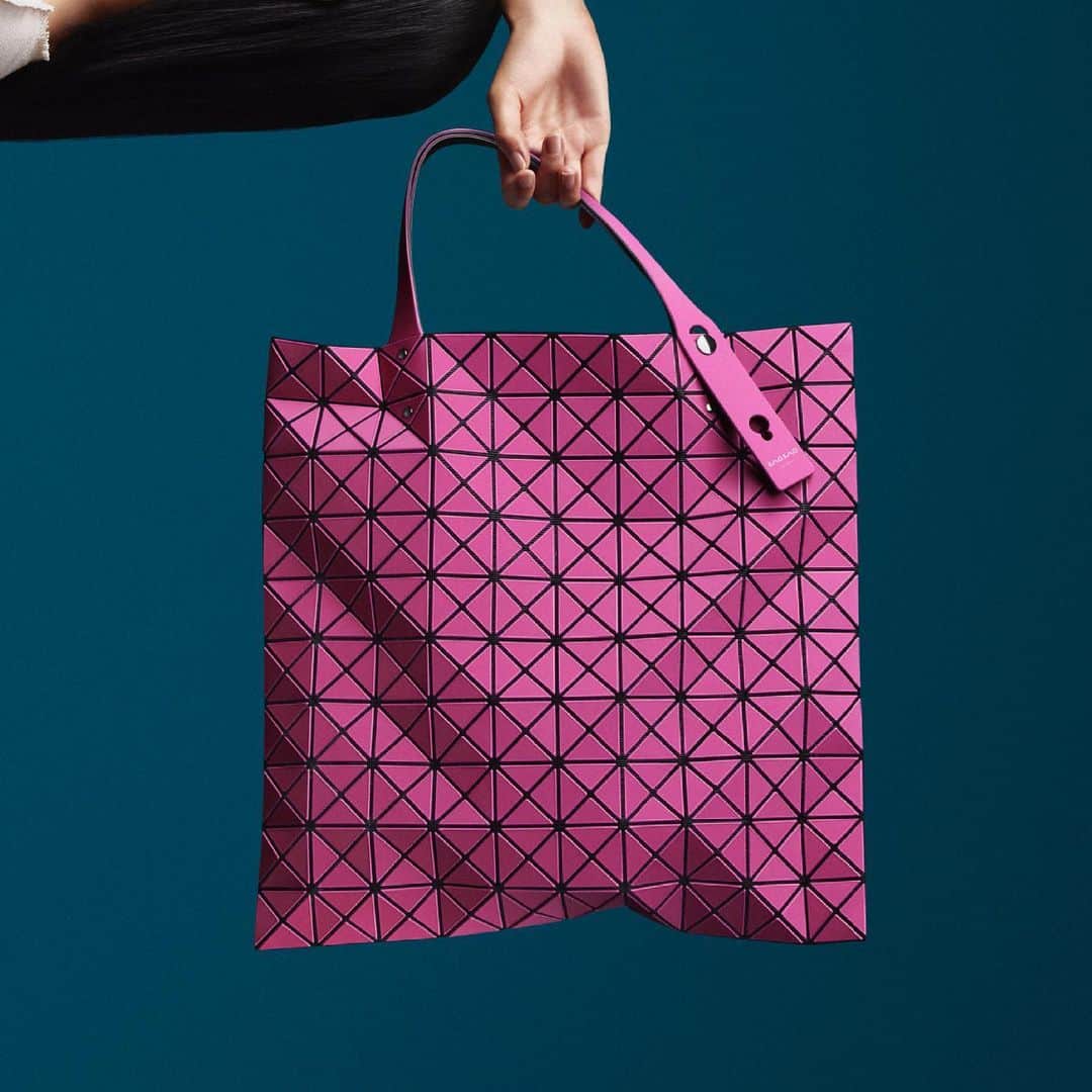BAO BAO ISSEY MIYAKE Official Instagram accountさんのインスタグラム写真 - (BAO BAO ISSEY MIYAKE Official Instagram accountInstagram)「【PRISM FROST】  RELEASE MONTH July, 2021 *By country RELEASE MONTH may be different.  #baobaoisseymiyake #baobao #isseymiyake #totebag #prismfrost #aw2021」6月21日 21時30分 - baobaoisseymiyake_official