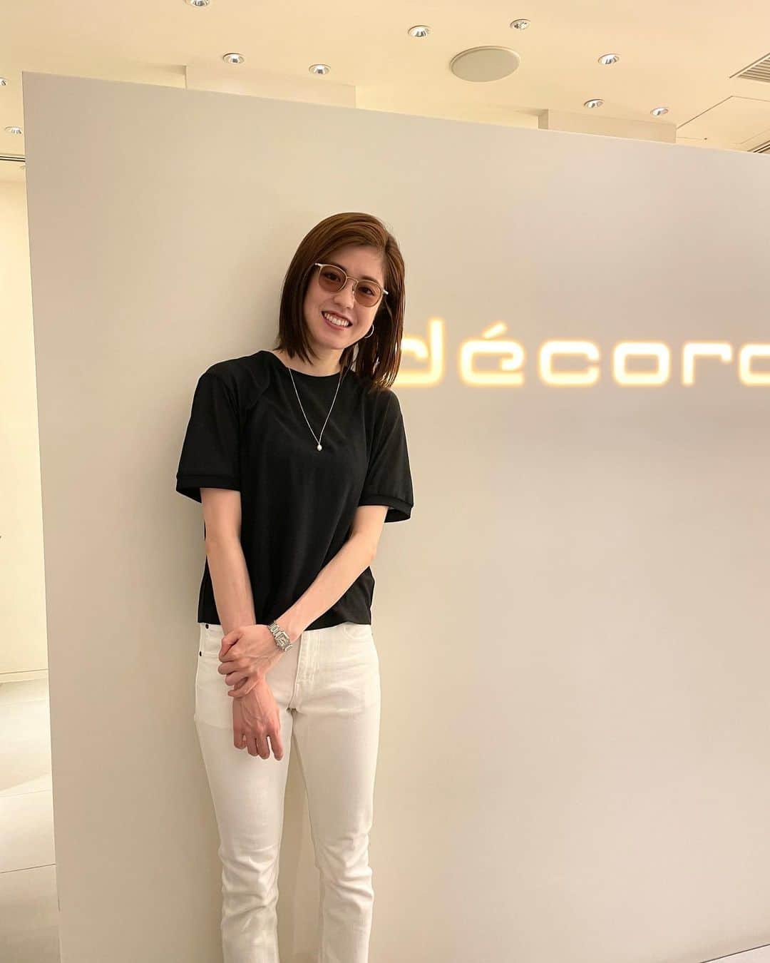 のインスタグラム：「私の大好きな眼鏡屋さん🕶 #decora_tokyo  今では落ち着く大好きな場所♡ いつも長ーい時間かけて、 私に似合う眼鏡を探してくれる優しい店長さん🥺🌸 いろんなメーカーさんのメガネも置いてあって、 とにかく素敵なアイテムばかりで悩んじゃう😅  夏に向けて初のサングラスを！ 今回は#yuichitoyama の🕶 似合ってるかな？💓 たくさんの眼鏡がほしーっ😍笑  #眼鏡女子 #メガネ女子 #サングラス #yuichitoyama #新丸の内ビル #decoracustomer #decora_tokyo #大好きな場所 #お気に入り#眼鏡 #メガネ」