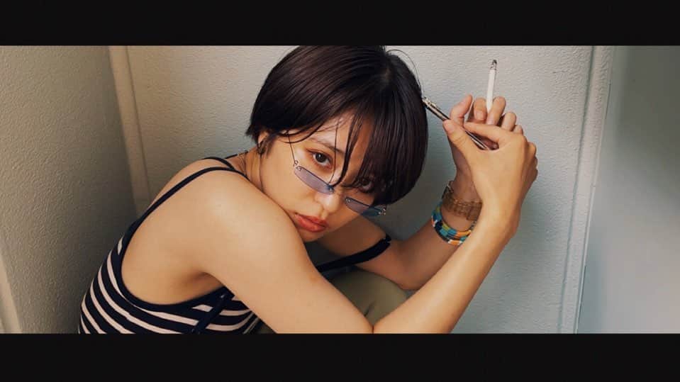 山川未菜のインスタグラム：「黒髪ギャルにした！ ✂️ @kamatamaka 🕶 @ykr_nmb  @shakes__the__clothes」