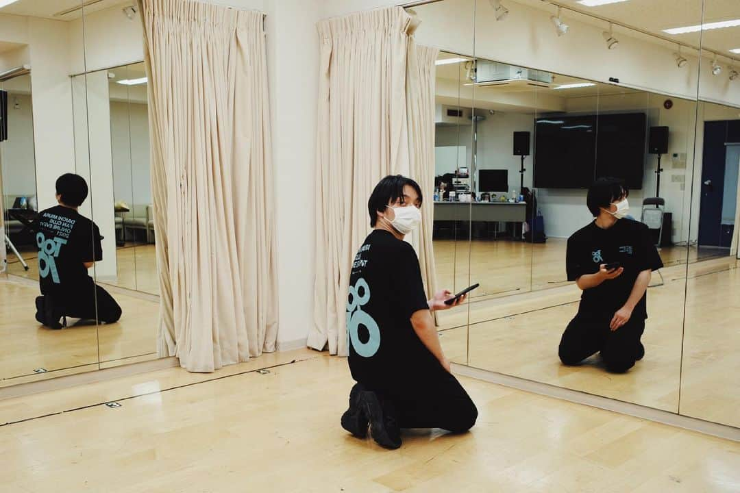 三浦大知さんのインスタグラム写真 - (三浦大知Instagram)「#ファンクラブオンラインイベント #三浦大知リクエストライブ #Top10 に向けて #スタジオ作業中 #マネージャーさんの隠し撮り #ギリギリ気がつきました #隠し撮りならず 😎🔥」6月21日 21時49分 - daichimiura824