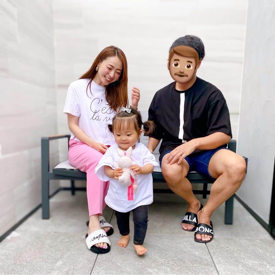 磯部奈央のインスタグラム：「Happy father’s day 👨🏽 . 昨日は、娘が産まれてきてくれて2回目の父の日でした🙌🏻 . 娘と色違いのTシャツをプレゼント🎁 娘のも一緒に包装してもらってて、まず娘用のTシャツを見て「え？小さくない？」って🤣それは娘のです😂 . ペアルック、喜んでもらえてよかった😁 . . 最近、パパは土日しか遊べないってわかってきて、週末はパパにべったりちゃん👧🏻 おかげでこっちは家事がすすむ🙌🏻w . . これからも家族のため、がんばってください😆 こちらは、ハッピーをお届けするためにがんばります💁🏻‍♀️👧🏻 . . #父の日 #fathersday #父娘 #父娘コーデ #リンクコーデ #家族」