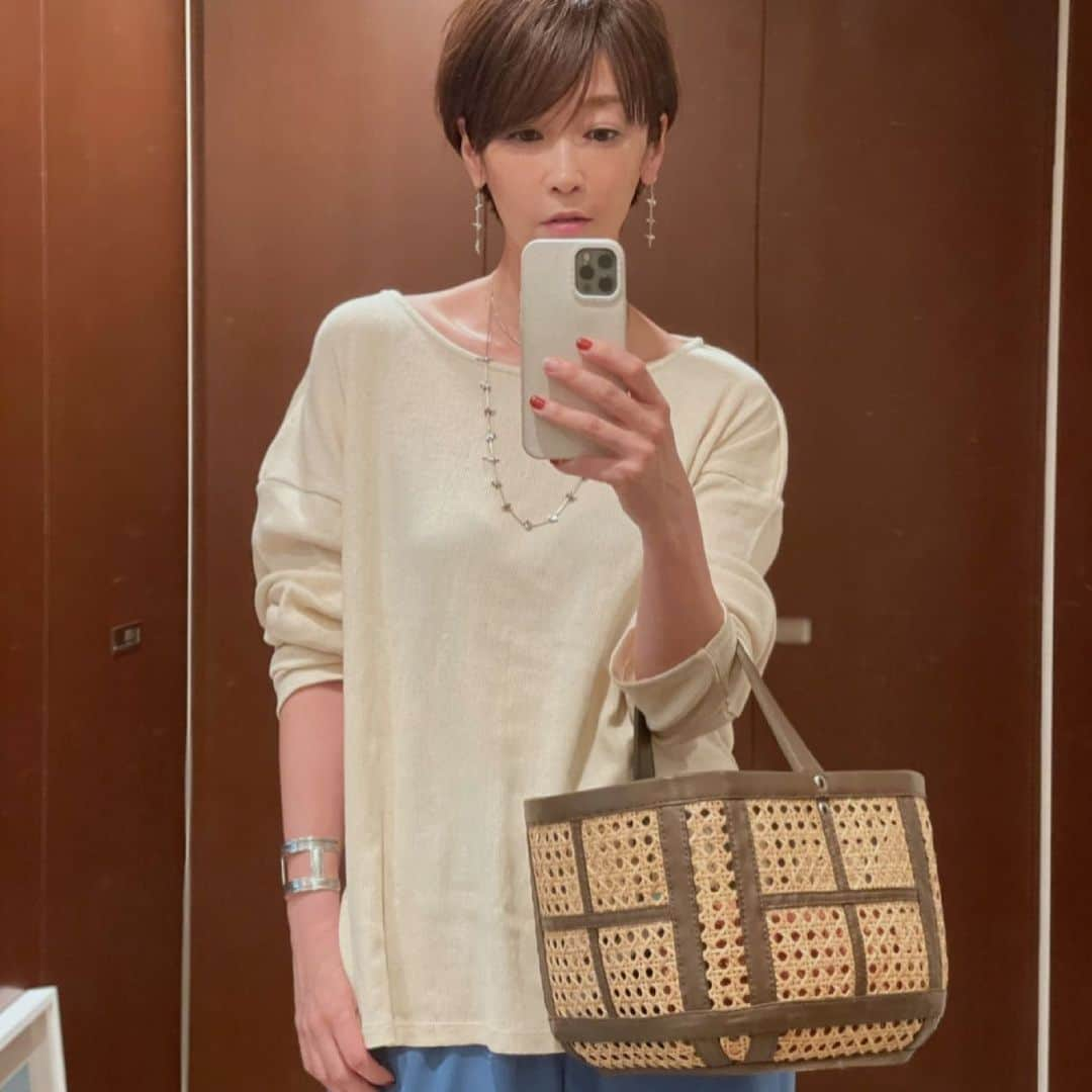 辺見えみりさんのインスタグラム写真 - (辺見えみりInstagram)「今日は @outersunset_official の  heavy satin relax pantsと poncho tops @harpoparis のアクセサリー @ludlow_official のバッグ  #outersunset_official  #アウターサンセット」6月21日 22時42分 - emiri_hemmi