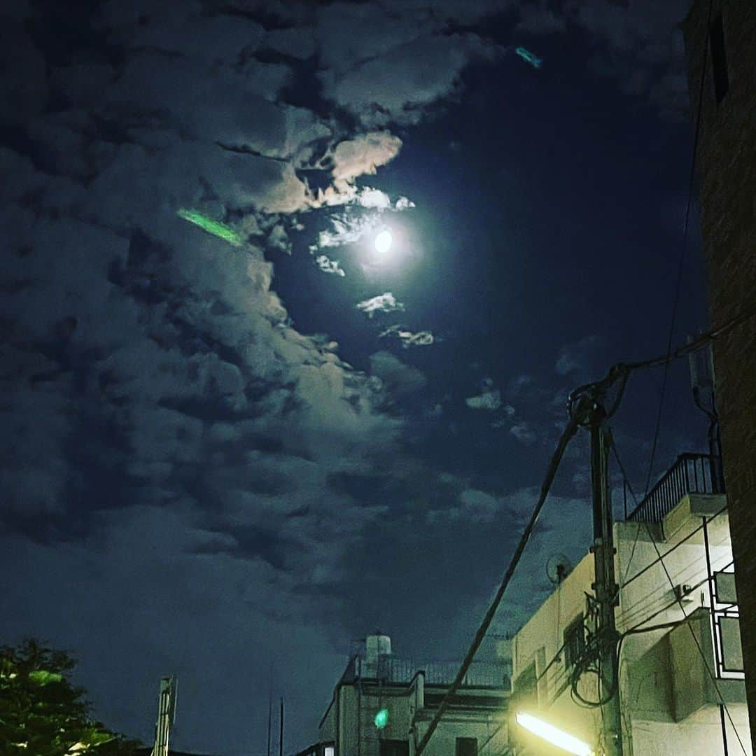 松田岳二さんのインスタグラム写真 - (松田岳二Instagram)「月光浴！ひさびさー！ お月様、ありがとう  2021.6.21.  #つきかけ  #regardelalune」6月21日 22時42分 - cbsmgrfc