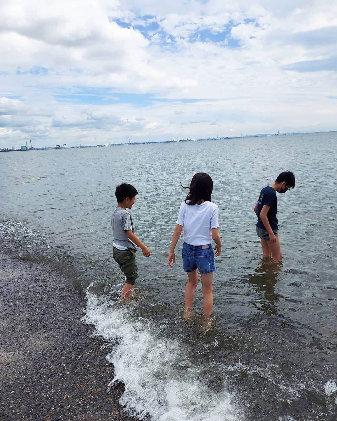 佐藤純さんのインスタグラム写真 - (佐藤純Instagram)「ナオちゃん親子と🍙持ってピクニック❤  @nao_nao310  うちの子供達は、ナオちゃんの息子くんが大好き😆💕  この日をずっと楽しみにしてました😄  海に足だけ入るつもりが……  5分後…男子は全部いっちゃうよねー。。。🌊  中1と小1男子🤣  なんか、髪型も一緒だし、兄弟みたい😁  楽しかったな～😆  #ピクニック #兄弟 #ママ #ママモデル #モデル #mama #mamamodel #model」6月21日 22時42分 - junsatoidea