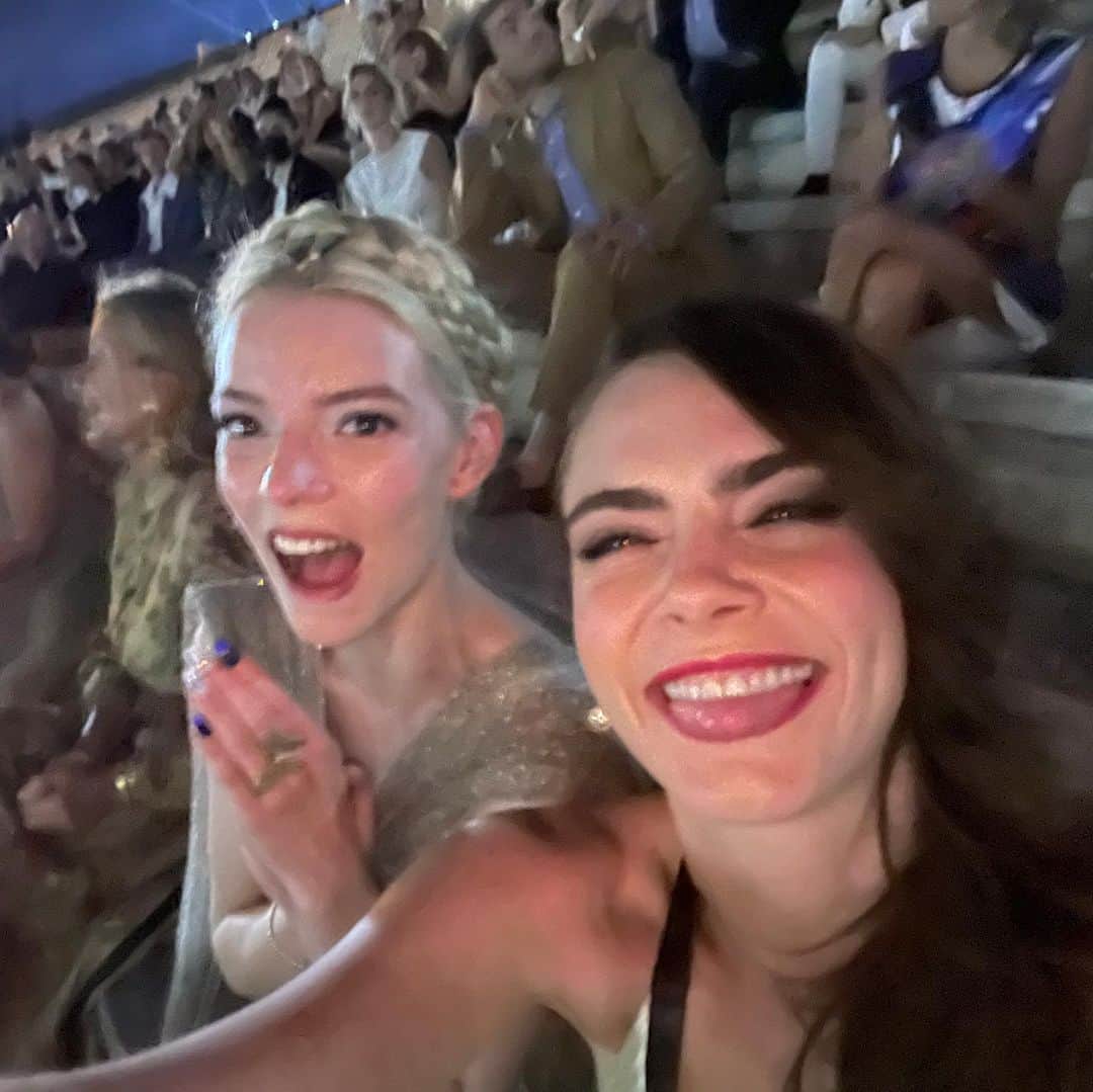 カーラ・デルヴィーニュのインスタグラム：「Reality vs. Instagram」
