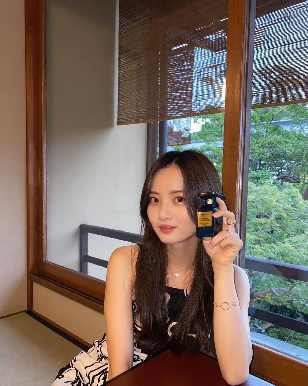 青山舞莉のインスタグラム：「@tomfordbeauty #TOMFORDBEAUTY   ネロリ ポルトフィーノ オード パルファム スプレィ✨  最近は海外旅行行きたいなって常に考えてるの トムフォードさんがイタリアのリビエラ地方に旅したときのコバルトブルーの地中海にinspireされた香りなんだって🤍いつかはこのprivate blend collection のフレグランスつけてイタリア行ってみたい🇮🇹  #トムフォードビューティー」