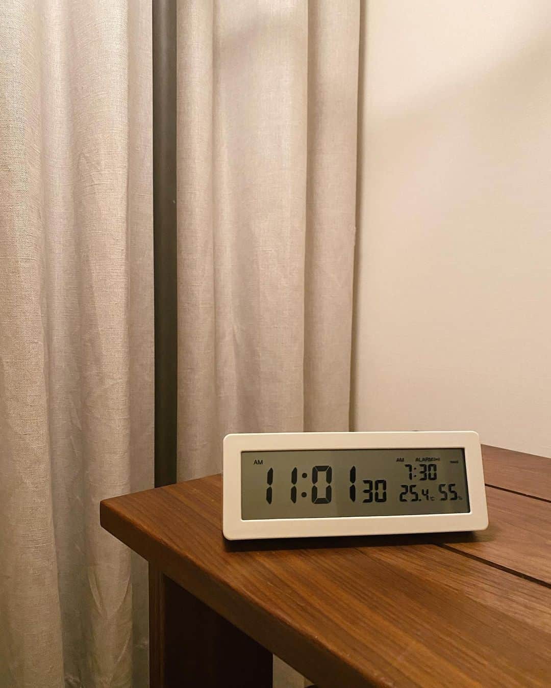 田中里奈さんのインスタグラム写真 - (田中里奈Instagram)「ベッドサイドの目覚まし時計問題。  1年以上ずーっと決めかねてましたが、 無印良品のデジタル電波時計に落ち着きました。 アナログ時計とかもたくさん見てたけど、枕元だと秒針の音も気になるし、デジタルが使い勝手がいいのかなと。  湿温度計もついてるし、 アラームの大きさも選べるし、　 スヌーズ機能もついてるし、 電波を受信して正確な時間を表示してくれるし、 何より見た目がシンプルでかわいい〜！  チャコールグレーと迷ってこの色に。 朝目覚めるのがもっと楽しみになりそうです♡  こうやって好きなもので少しずつお家をアップデートするのが好き☺️  【追記】占いエディター青木良文さんからコメントで「時を正確に刻む電波時計は、タイミングを合わせてチャンスを運んでくれる」とのこと。 まさかの開運時計だったとは…！ なんだかいいことしか起こる気がしない✨✨✨  #目覚まし時計 #電波時計 #無印良品 #たなか部屋 #眠活」6月21日 23時15分 - tanakaofficial