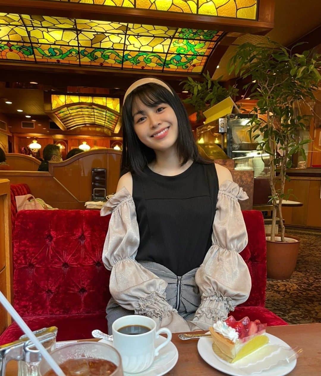 佐久間采那のインスタグラム：「. 親友とレトロ喫茶に🍰☕💕  ………行ってから1ヶ月が経過し、載せてないのに また昨日その親友に会ったので、いやはや、やっと行動にうつせましたとさ。笑 また可愛い喫茶店行きたいナ～！  #喫茶店 #喫茶店巡り #レトロ喫茶 #レトロ喫茶店 #西武喫茶 #喫茶西武 #新宿喫茶店」
