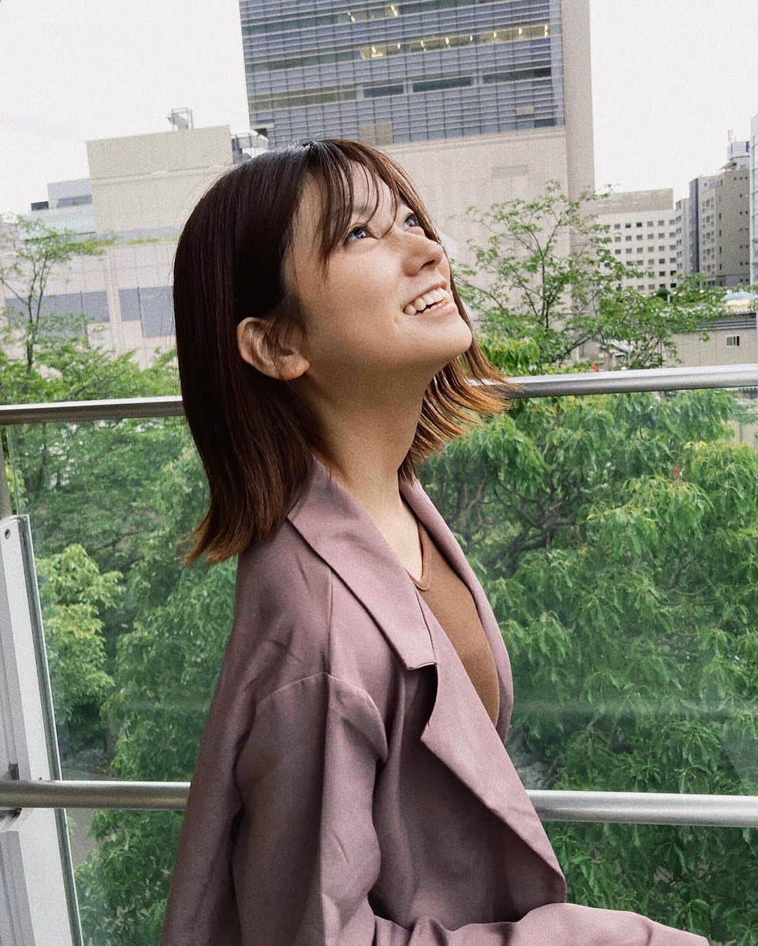 のインスタグラム：「こんばんは☺︎  今日は夏至だったようです☀️  明日から少しずつ少しずつ、、 日が短くなっていくのかな。  そう思うと 一年ってあっという間だなぁ〜なんて思います☺︎  楽しみたい🌻  (目で追ってるのは飛行機✈️) そして髪の毛伸びたなぁ✌︎」