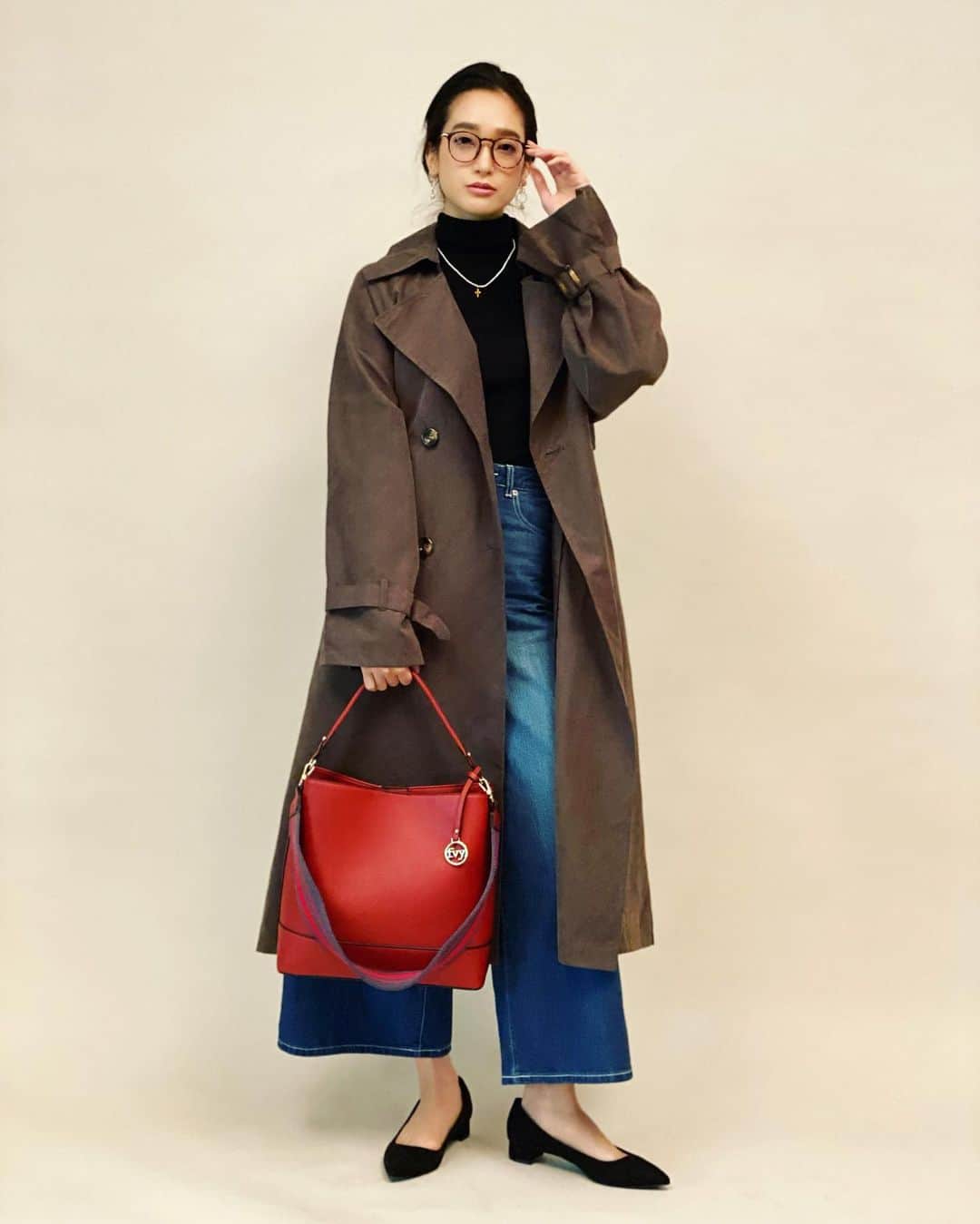 太田麻美のインスタグラム：「レディースバッグブランド favvy( @favvy_j )さんの店頭POPの撮影でした📸❤️ 各ショッピングモールに設置されます✨  可愛いくて素敵なBAGが沢山ありました👜✨  photographer: @hiro_otsuka  　  #shooting #favvy #bag #model #modeling #fashion #autumn #winter #撮影 #モデル #バッグ #ファッション #オフショット #秋冬 #秋冬コーデ」