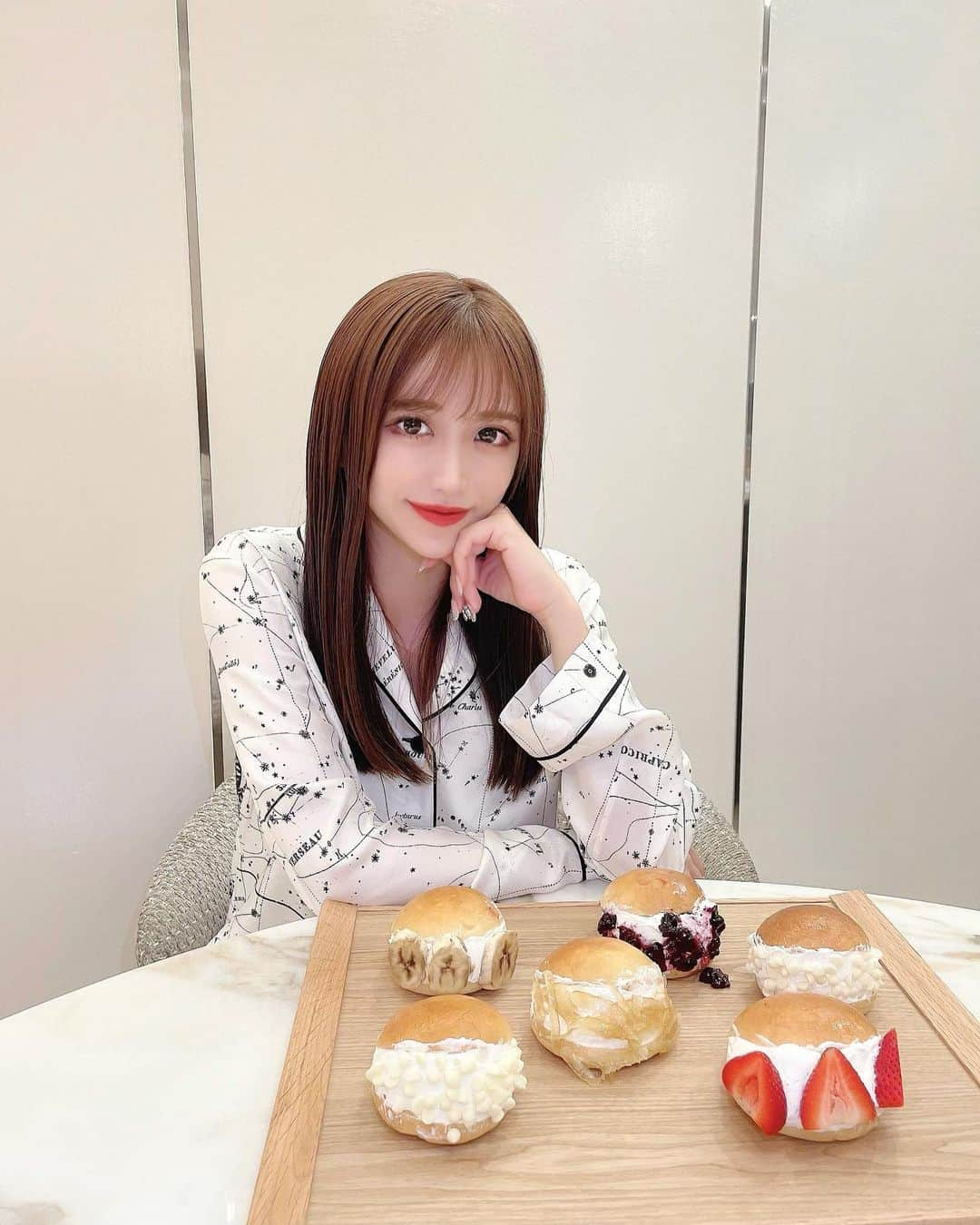 伴かなみさんのインスタグラム写真 - (伴かなみInstagram)「食後のデザート😋 前に食べて美味しかったからリピート❣️❣️ ⁡ ⁡ #マリトッツォ #パジャマ #ルームウェア #ディオール」6月21日 23時41分 - k____n.8