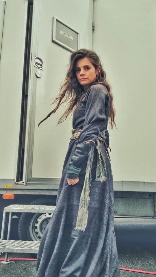 Joyce Ilgのインスタグラム：「#Verwandlung heute beim Dreh. 💫 Einmal durch die magische Tür bitte. 💫💫💫 #makeover #styling #Umstyling #actress」
