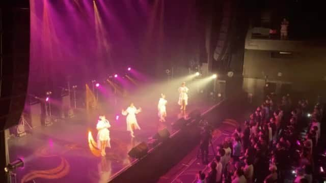 ukka【公式】のインスタグラム：「Zepp Tokyo一部で皆さんに協力して頂いた「灼熱とアイスクリーム」のライト演出！ 横からですが撮影してみました👌🏻  皆さんちゃんと携帯のライトで演出に参加して下さりとっても綺麗でした、、、 ステージからの景色が一番最高とメンバーも感動していました！  現場の皆さんご協力、本当にありがとうございました。 またこんな演出してみたいですね！ ・ #ukka #灼熱とアイスクリーム #ライブ演出 #携帯ライト」