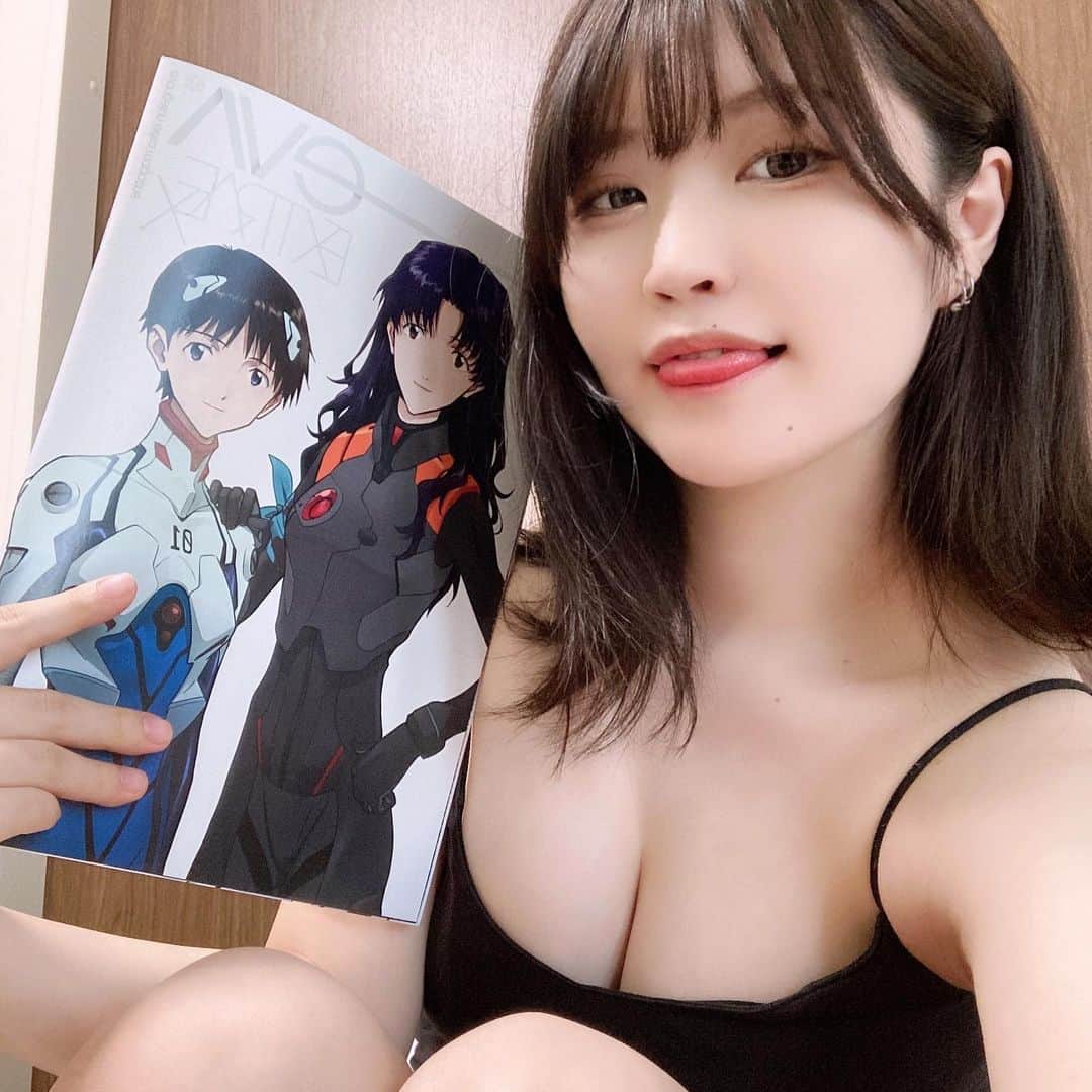 寝室のどかのインスタグラム：「「私、シンエヴァ３回目なのに泣いてる。なぜ。」  本当にこの本よかった🥲✨✨ 貞本さんじゃないのは多少残念だったけど、書き込まれた背景がA4で映える映える❤️‍🔥  これが無料特典…！？ってくらいのクオリティだったんだけど、このタイミングで初めて観に行く人はあまりいないだろうし実質この本の為に観に行ってるから￥1900だね😇  #シンエヴァンゲリオン劇場版 #シンエヴァの薄い本」