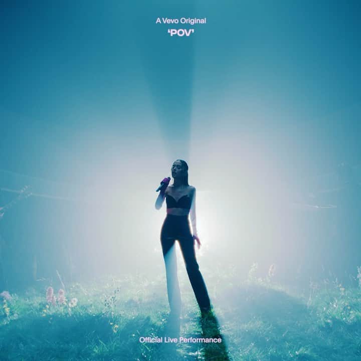アリアナ・グランデのインスタグラム：「POV live music video out now @vevo 🖤」