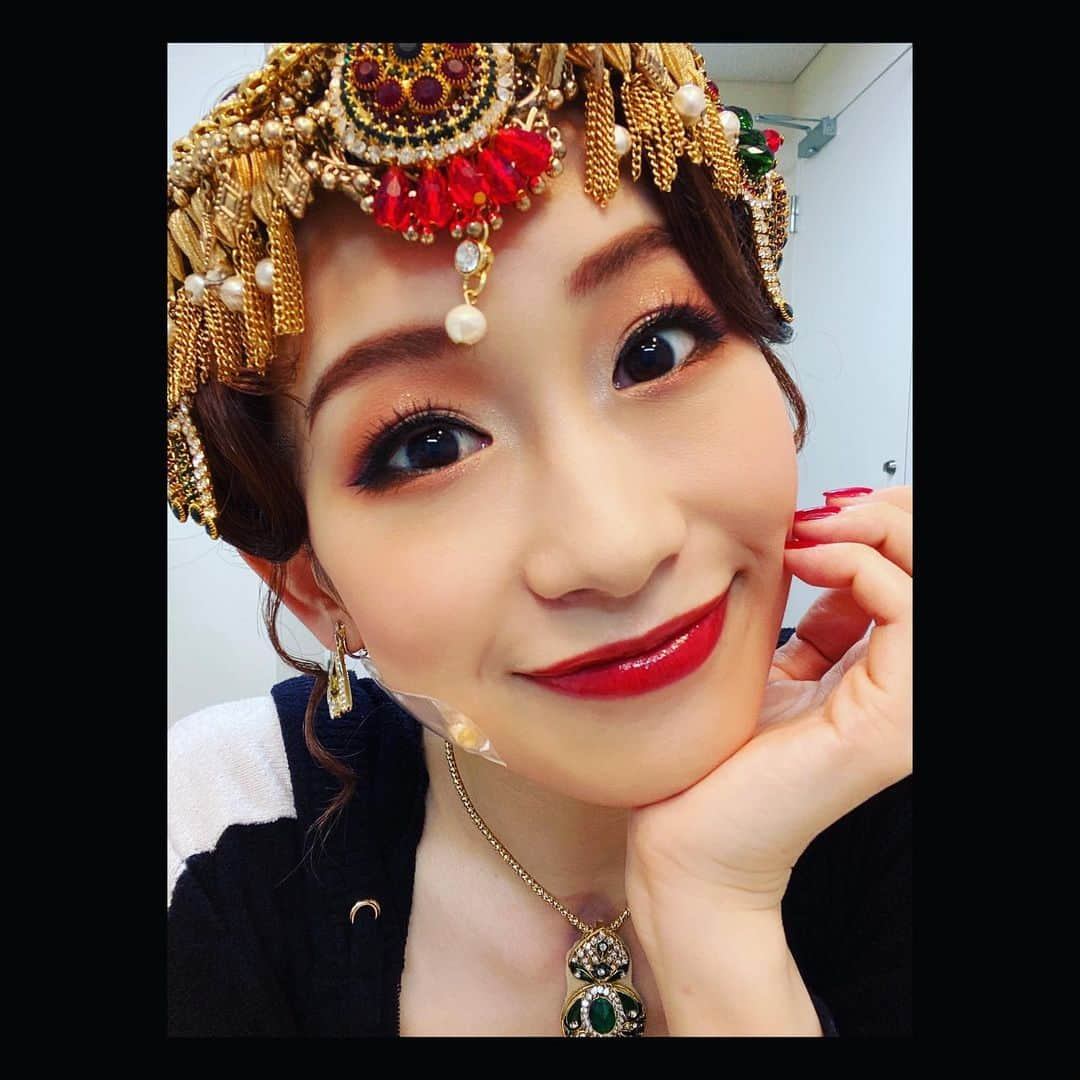 愛希れいかさんのインスタグラム写真 - (愛希れいかInstagram)「マタ・ハリ  今日もソワレ♡ いってきます！  いつだって愛を込めてよ。  #マタハリ #今回のメイク #こんな感じ #わかるかなぁー #ピンクにオレンジに #茶色に #キラキラみたいな🙄 #深い赤リップ💄 #笑笑 #どあっぷ #ごめんなさい🙇‍♀️」6月22日 10時25分 - manakireika_official