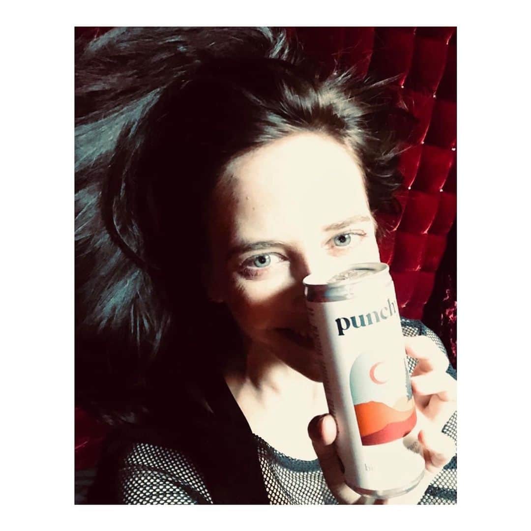 エヴァ・グリーンのインスタグラム：「@punchydrinks all natural. Vegan 🌴🌈💚」