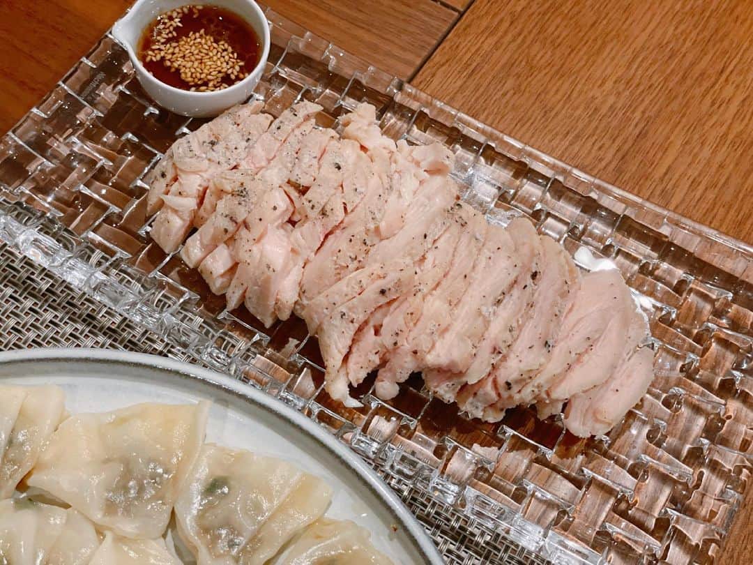 英玲奈のインスタグラム：「#常備菜 #低温調理器 #鶏ハム 鶏胸肉は大好きな、 @akikawabokuen  さんの。 #ていねいな暮らし #季節を感じる暮らし#からだにいいこと#料理 #からだにやさしいごはん #おうちごはん#家族の健康守りたい#10年後の健康の為に#無添加#無化調#オーガニック#低gi #美腸活#趣味生活#料理家#erenakitchen #娘#daughter#生後6ヶ月#女の子ママ#girlmom#女の子ベビー#girlbaby#親バカ部#毎日が特別#赤ちゃんのいる生活」