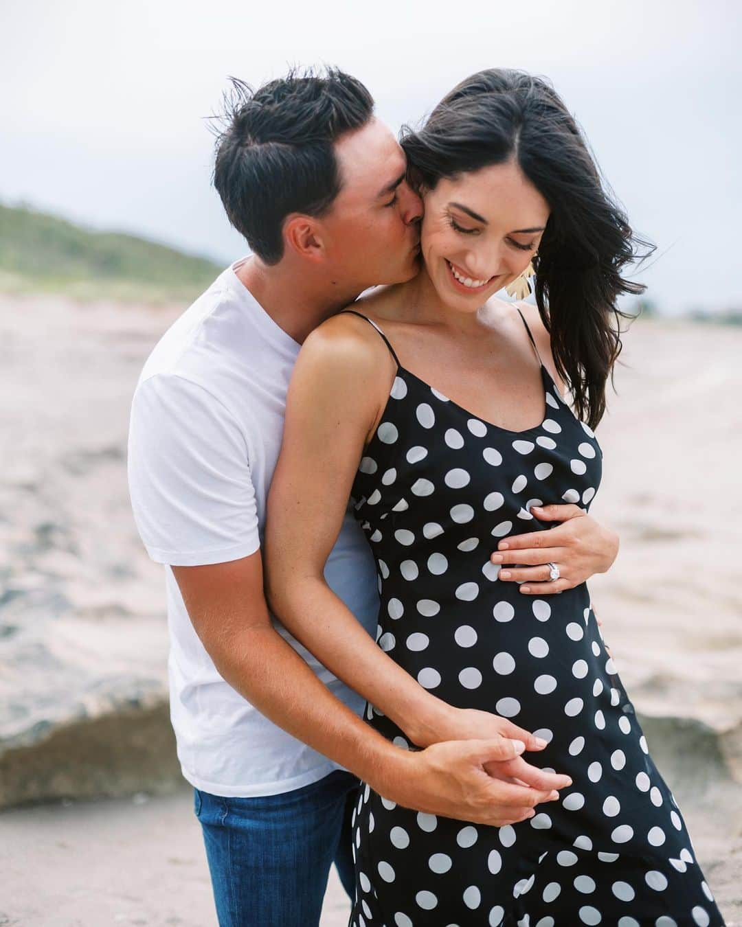 アリソン・ストーキーのインスタグラム：「Coming in November… @rickiefowler might find himself a little outnumbered🤍👨‍👩‍👧」