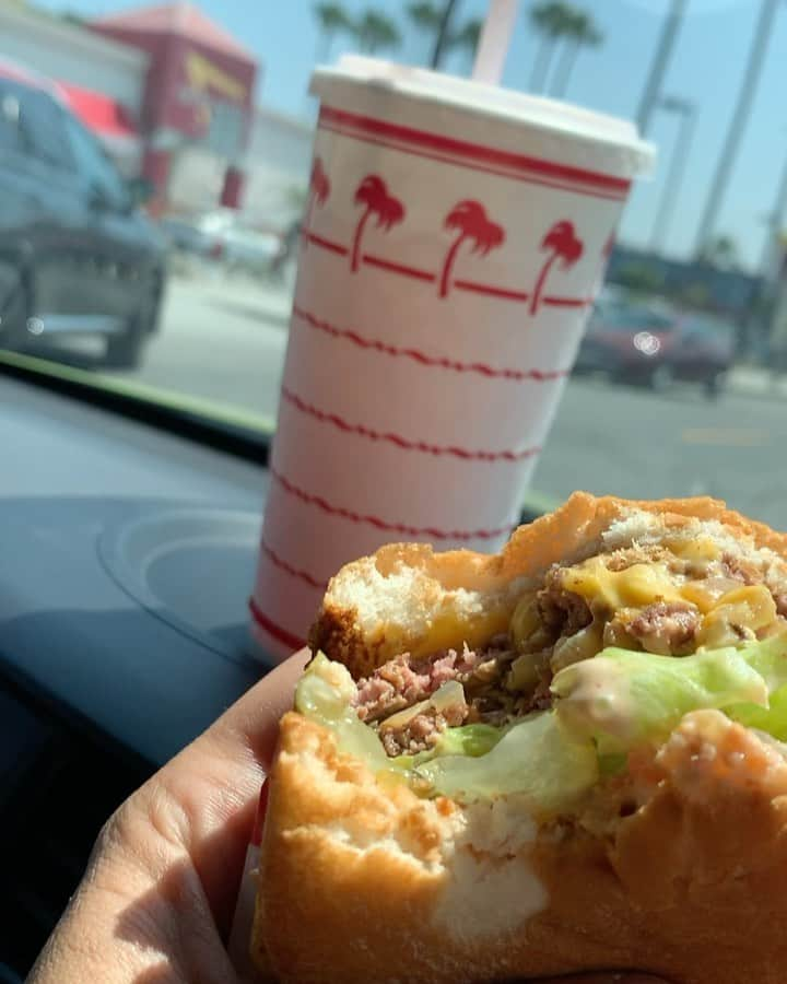 セロのインスタグラム：「Here I am again!!!!! #inandoutburgers」