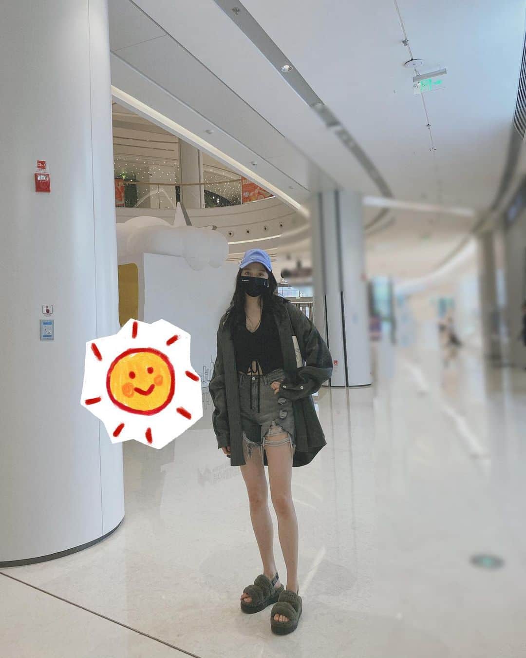 クアン・シャオトン（Guan Xiaotong）のインスタグラム：「哟～ 🌙🌙🌙这样啊」