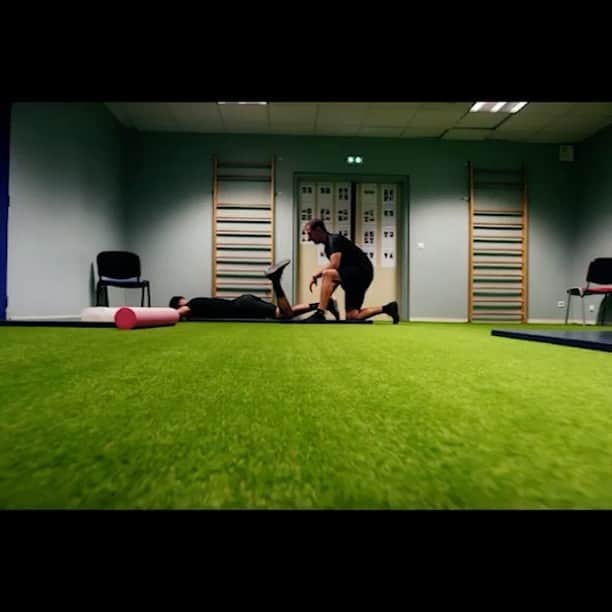 アディル・ラミのインスタグラム：「In the shade ⚽️🏈🥊🎾... @lefaucheux_bfstraining @bfs_training_official @hernandez_eric_bfstraining @pumafootball @pumafrance @sport.orthese」