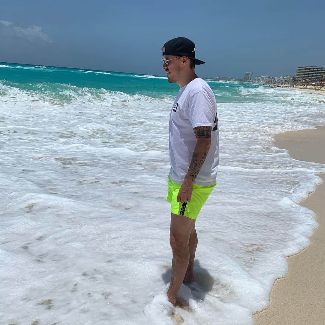 マックス・クルーゼのインスタグラム：「Bin eigentlich kein Strand Typ aber naja was soll’s 😂」