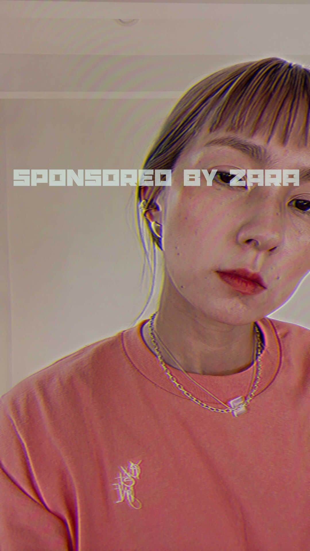 のインスタグラム：「今回は @zara のビューティーラインを使ったメイクです。目の下にグリーンのグラデーションで、少し変化をつけた目元に。リップの上からチークと同じ色味のパウダーで押さえることで色味に統一感が出ます。アイシャドウも発色が良く、リップも塗りやすく、深い色味は肌がトーンアップするので素敵でした。 @zara  #zarabeauty  #thereisnobeautyonlybeauties  #zara #pr」