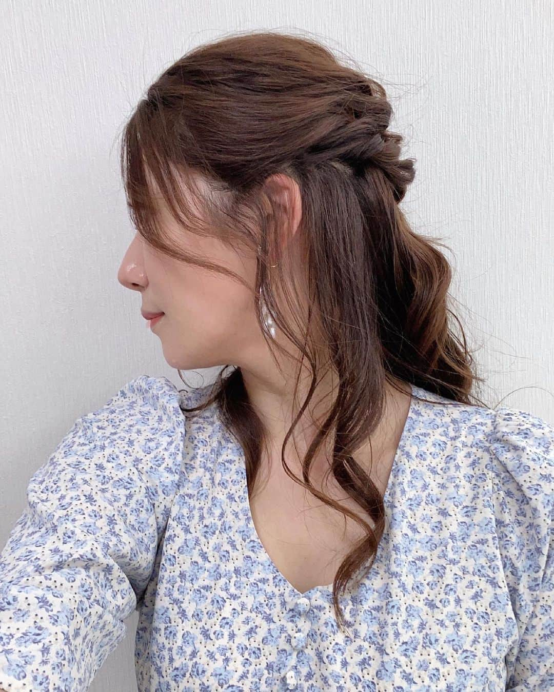 穂川果音さんのインスタグラム写真 - (穂川果音Instagram)「hair style  ハーフアップだよ✨  #ゆる巻き #ハーフアップ #hairstyle #hairarrange #イヤリング　#アベプラ　#ハーフアレンジ 　#巻き下ろし #earrings #nacklace #春コーデ 　#アベプラ　#ほかのん　#初夏コーデ」6月22日 11時47分 - hokawakanonn