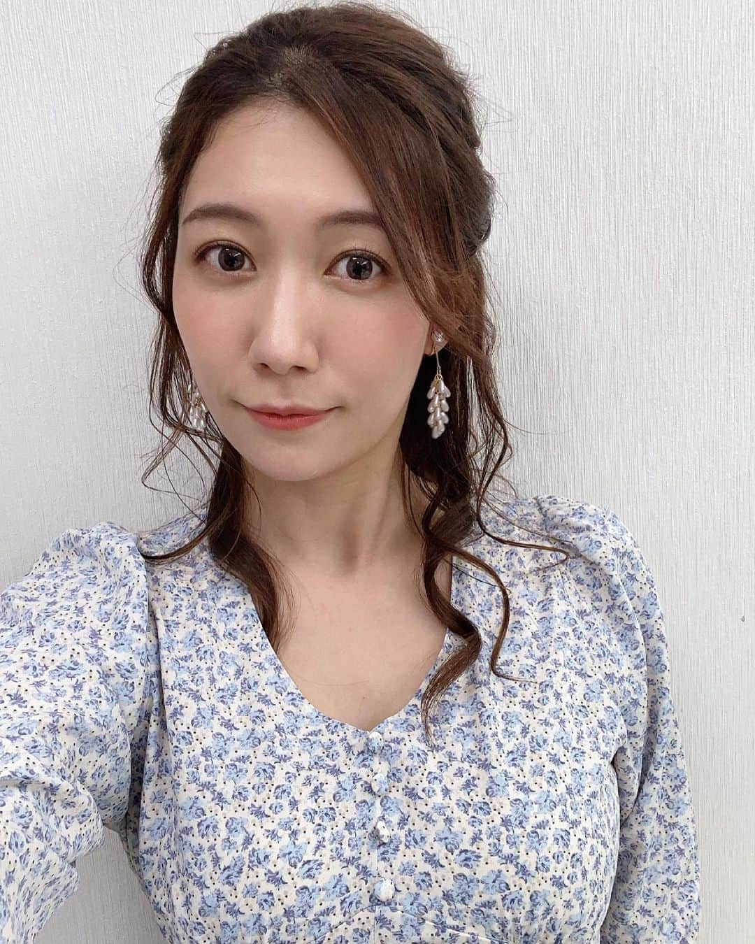 穂川果音さんのインスタグラム写真 - (穂川果音Instagram)「hair style  ハーフアップだよ✨  #ゆる巻き #ハーフアップ #hairstyle #hairarrange #イヤリング　#アベプラ　#ハーフアレンジ 　#巻き下ろし #earrings #nacklace #春コーデ 　#アベプラ　#ほかのん　#初夏コーデ」6月22日 11時47分 - hokawakanonn