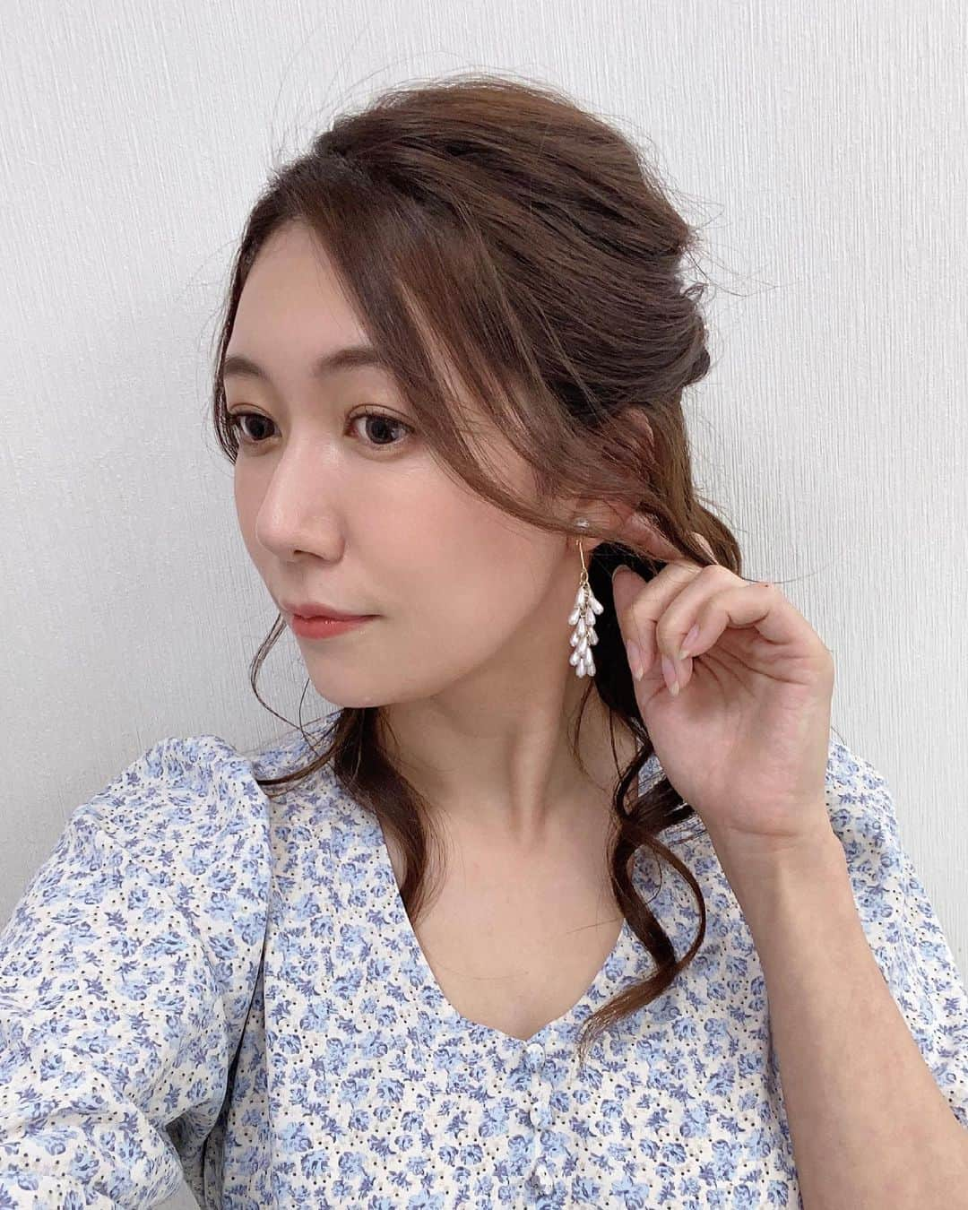 穂川果音さんのインスタグラム写真 - (穂川果音Instagram)「hair style  ハーフアップだよ✨  #ゆる巻き #ハーフアップ #hairstyle #hairarrange #イヤリング　#アベプラ　#ハーフアレンジ 　#巻き下ろし #earrings #nacklace #春コーデ 　#アベプラ　#ほかのん　#初夏コーデ」6月22日 11時47分 - hokawakanonn