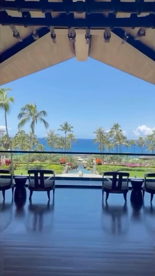 ブリトニー・スピアーズのインスタグラム：「so nice I didn’t want to leave at all !!!! I had a couple of embarrassing moments of living each day like it was my last 🙊🌺🌊☀️ !!!! If you haven’t done that … I strongly suggest you do !!! There are a couple moments where people might look at you like you’re coocoo 🤪🥸😵‍💫 but I feel ambitious 😜🤷🏼‍♀️ … TIME AFTER TIME I feel it’s my duty to share not what I know but what I need to learn as well 🤓 !!! So shit … I need to remember this post so I will live more in the moment …. and if you brought a luxury pen with you 🖊 I suggest you write this book down … Baby Proof by @emilygiffinauthor 📚 !!!! PS of course I danced there too 💃🏼💃🏼💃🏼 !!!! @samasghari」