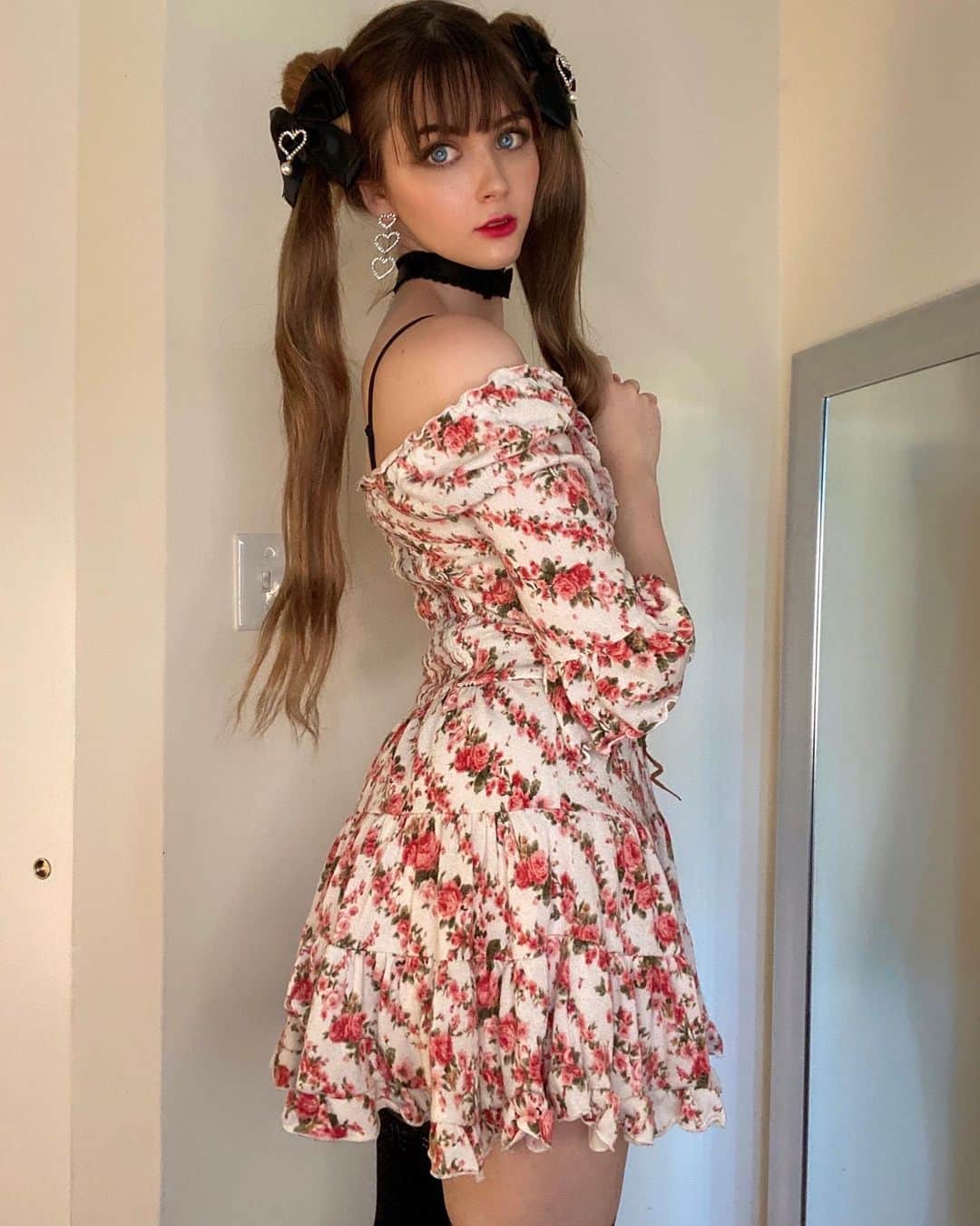 Hirari Ann（ヒラリー アン）のインスタグラム：「I will wear this on our anime date 💗 What will you say? 🥰  I really love this dress! Its vintage Liz Lisa but it reminds me of cottagecore fashion a lot 😙」