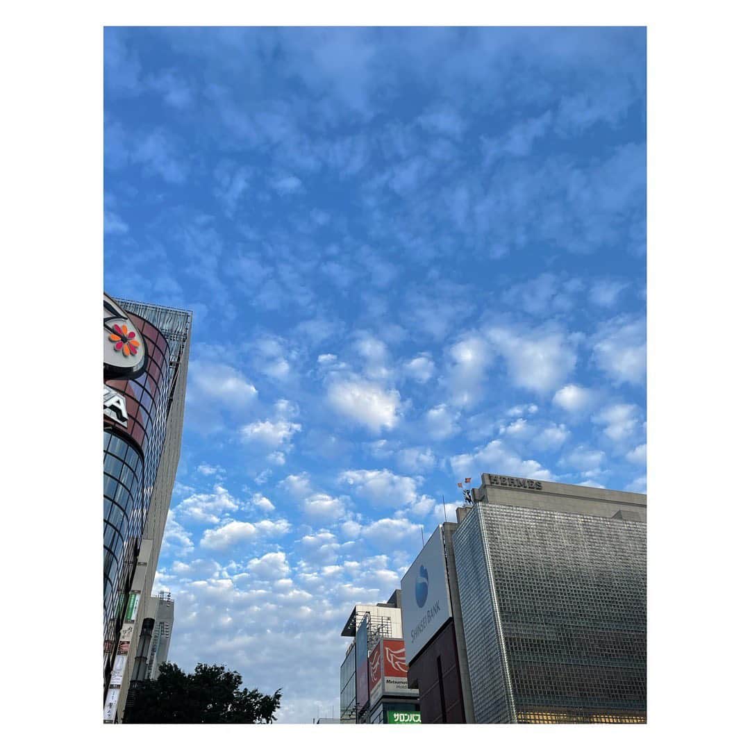 笹峯愛のインスタグラム：「2021.6.21夏至  18時半  太陽のエネルギー  熱が届くのは その距離から7月とか8月とか。  夏、きますね。  #月 も見えてた #空」