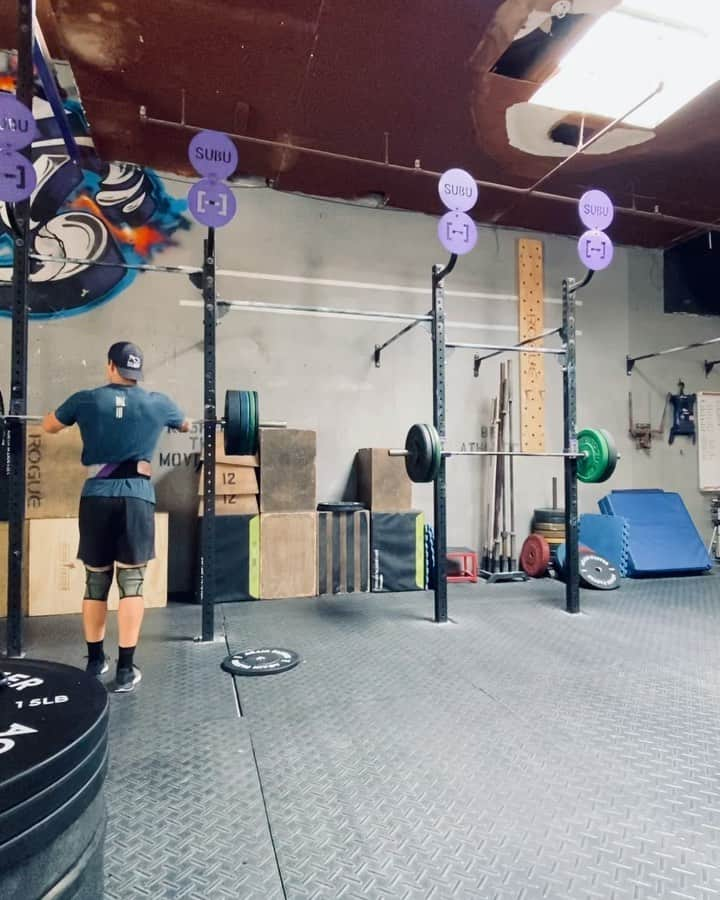 ブリジェット・スローンのインスタグラム：「Light werk on a Monday! Just some casual back squats but add a little spice…make them synchronized 🙃」