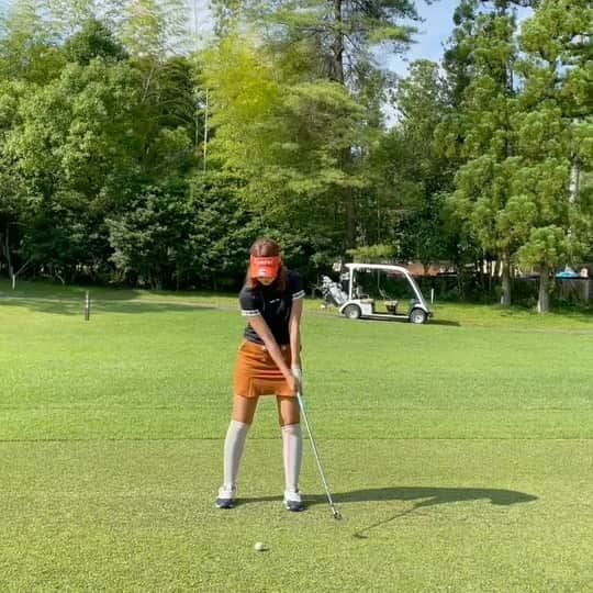原田怜奈のインスタグラム：「ひっさびさのスイング😌 夏になっていくにつれて めちゃくちゃラフが深くなる😂 そのラフに毎回やられます🥲 (2枚目) だけど、スイングのバランスは 良くなってきたので、 これからもっと 振れるように頑張ります😌 . . . . . . #golf #ゴルフ　#ゴルフスイング」