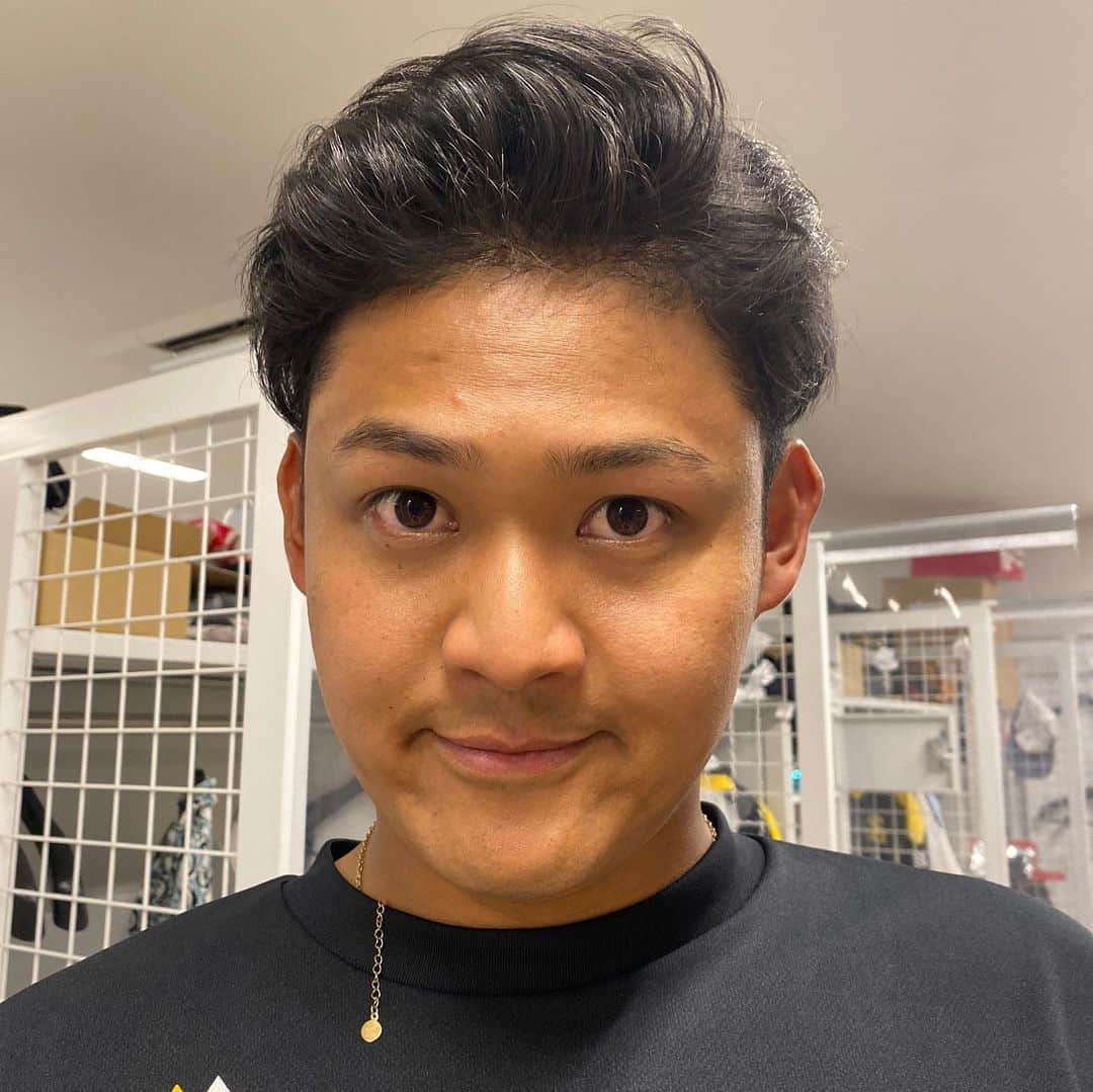 笠谷俊介のインスタグラム：「今日も1日頑張っていきましょう💪 #faceapp  @shingeki_arata34」