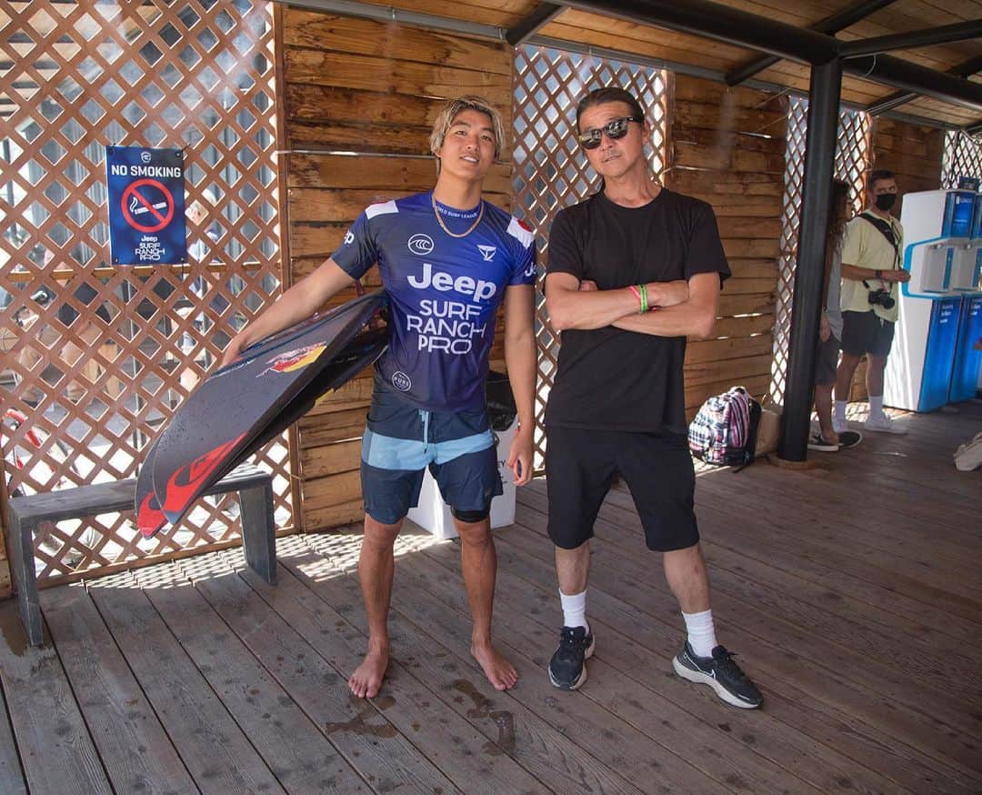 五十嵐カノアのインスタグラム：「What a fun event over the weekend, 3rd place. So much pressure and points on the line. Really happy with my performance and result. Back in the top 5 race and couldn’t have come at a better timing! Special Father’s Day this year! Onto the next one 🗡 @tsherms」