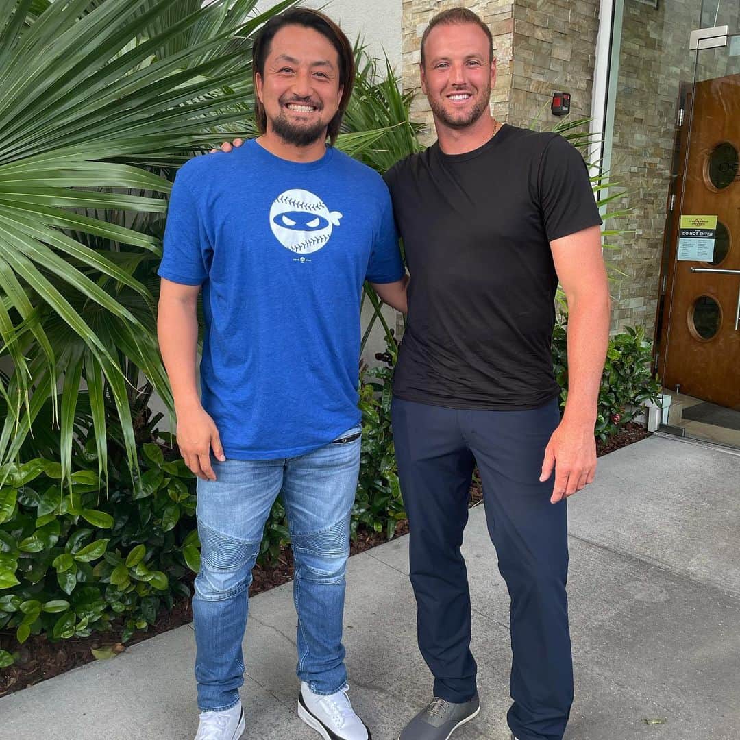 澤村拓一のインスタグラム：「再会🇺🇸🤝 @mathieson_scott  8年間、同じユニフォームに袖を通し、同じ目標に向かって共に戦えた事を誇りに思います!!⚾️  長い現役生活、お疲れ様でした🙏 心から感謝しています!!  Reunited in Florida.  It was truly an honor to be able to wear the same jersey and play towards the same goal with you for 8 years.   Congratulations on your amazing career.  My brother, I cannot thank you enough. I am truly grateful for you.」