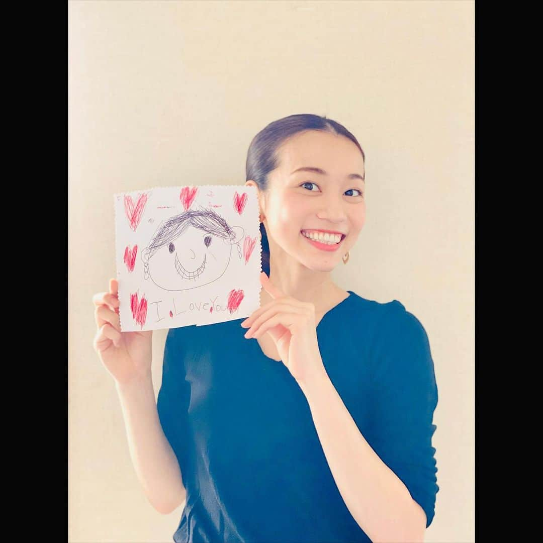 真彩希帆さんのインスタグラム写真 - (真彩希帆Instagram)「みなさま、おはようございます🌼  昨日は一年で最も日が長い #夏至 ⛅️の日でしたね  夏至とは関係ありませんが笑  姪と甥が #似顔絵 描いてくれました☺️♥️ 似てますかね？ うれしいなぁ。  絵を描き終わった頃に どれどれと覗いたら 「あ！しまった！これ書くの忘れた！なっちゃんはまだ見ちゃダメー！」 と叱られまして🤣  「むっずかしいんだよなぁ~ 　あれどうやって書くんだっけなぁ 　う-ん...かけたー！よし！もういいよ~！」 と許可が下り 出来上がりを見ると...  I love you❣️の出血大サービスつき 笑 テンションが上がって 笑顔爆発👩‍👧‍👦💥  子供の絵は特徴をよく捉えていて面白いです 私の場合は....歯🦷だな...うん歯🦷ですね笑 ありがとう。更に歯を出して笑いました🤣  そしてお昼過ぎ 大切な大好きな #雪組 の仲間の退団が発表されました☃️❄️  在団中、本当に沢山助けて頂きました。 沢山一緒に笑いました☺️ 沢山教えて頂きました。  みんなが 大千秋楽まで元気に 笑顔いっぱいで 走り抜けられますように 🚩🏃🏻‍♀️🏃🏻‍♂️🏃🏻‍♀️🏃🏻‍♀️🏃🏻‍♂️🏃🏻‍♂️💨  #雪組退団者の方 #大好き🥲 #どっせい✊ #大切な同期 #星南のぞみ ちゃん #りさちゃん 🍌 #だいすき #👩‍👧‍👦❤️」6月22日 9時40分 - maayakiho