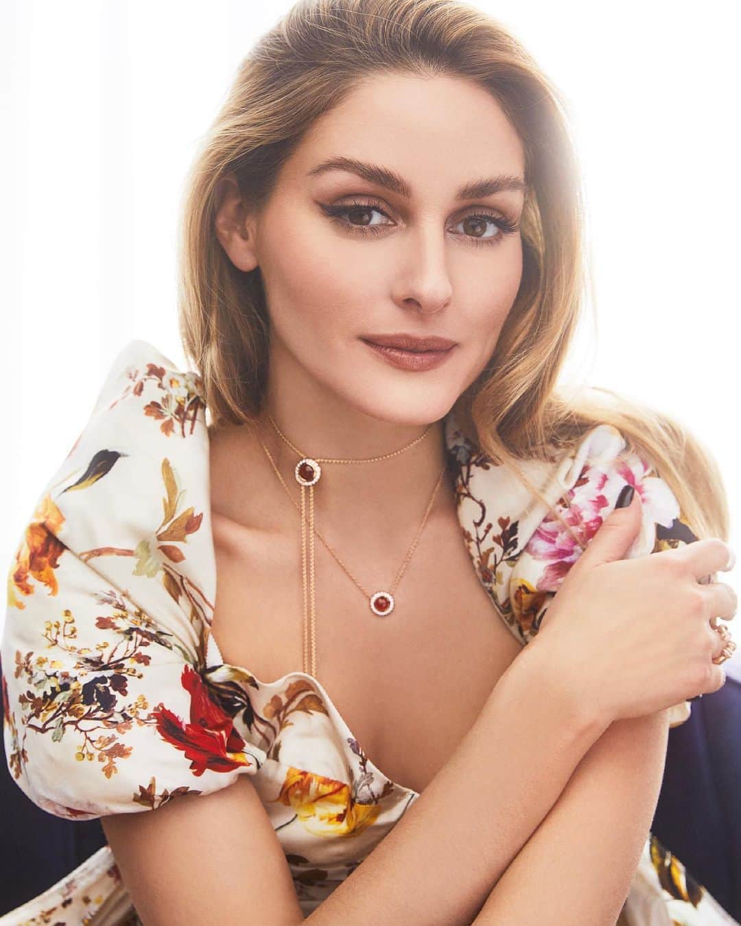 オリヴィア・パレルモのインスタグラム：「Summer florals 💐 and beautiful jewelry 🤩⁣ ⁣ 📷: @stephanalessistudio⁣⁣⁣ 💇🏼‍♀️: @benoitmoeyaert⁣⁣⁣ 💄: @andrea_tiller ⁣ 👗: @jzg ⁣ 🎬: @marcosfecchino」