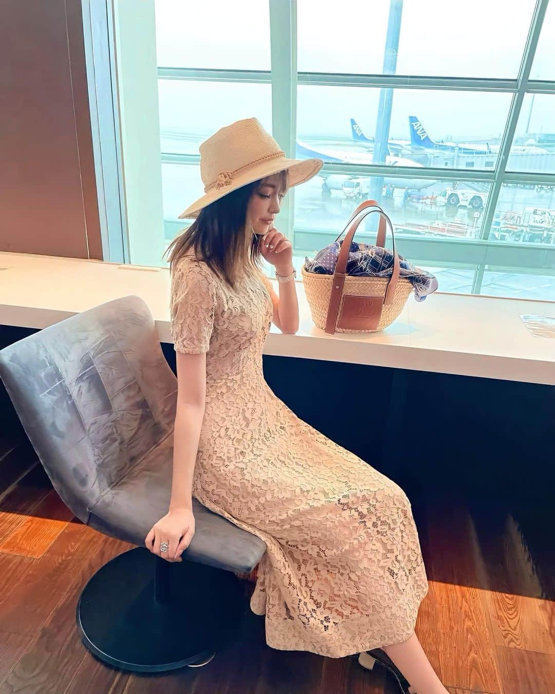 のインスタグラム：「お仕事で南の方へ行ってきた✈️💨 遠近法で奥の腕がめちゃ短く見えるね🤣笑 ． このワンピは仲良しのいさこちゃんのブランドのもの🥰 @dinoble_official @ichaaako  可愛すぎじゃない？！💕 形も綺麗でこだわってて✨ キャミワンピ着いてるから透けないし、着心地も良い👌 特に襟が好き💓二枚目の写真見てね😍 ． #ootd #dinoble  #夏コーデ #レースワンピース  #羽田空港」