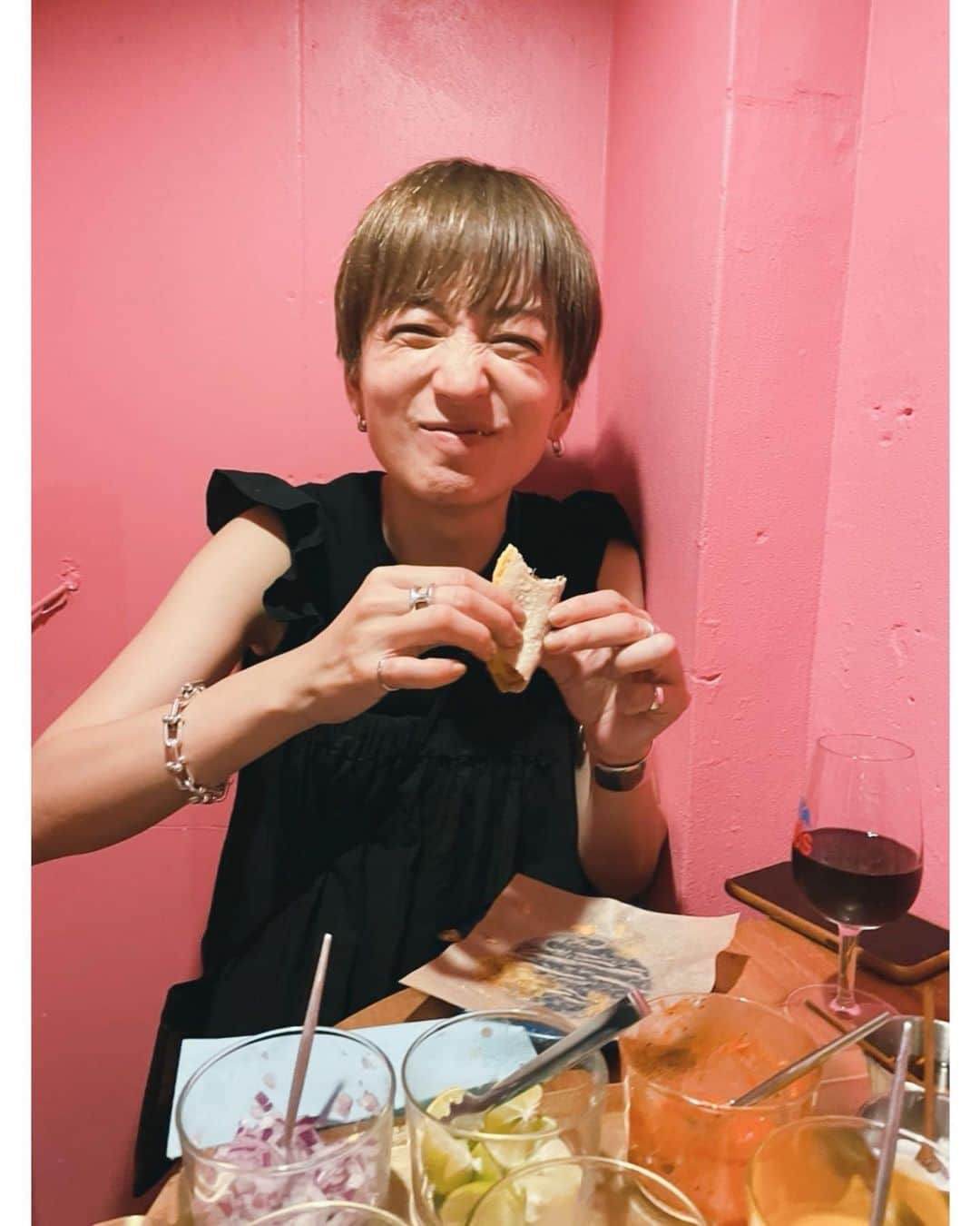 高山都さんのインスタグラム写真 - (高山都Instagram)「外で乾杯できるよろこびったら🥂🍷🍻 ナチュール色々飲めるタコスショップお気に入り。 りさちゃん @abbeyrisakubo いつも大笑いの時間ありがとー。」6月22日 9時56分 - miyare38