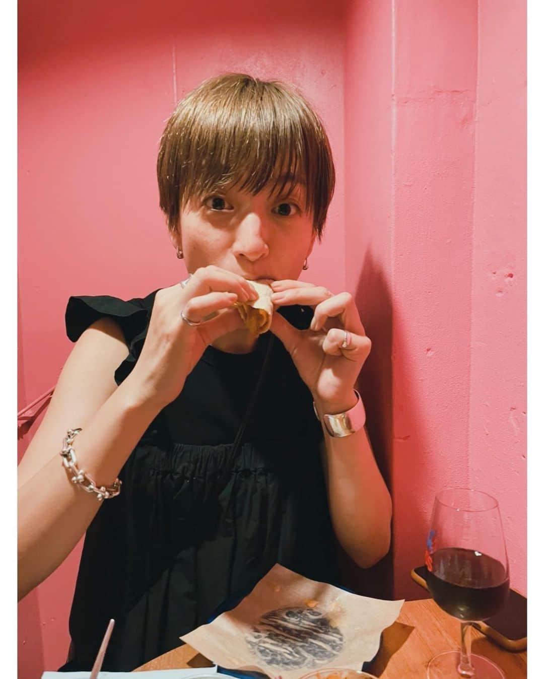 高山都さんのインスタグラム写真 - (高山都Instagram)「外で乾杯できるよろこびったら🥂🍷🍻 ナチュール色々飲めるタコスショップお気に入り。 りさちゃん @abbeyrisakubo いつも大笑いの時間ありがとー。」6月22日 9時56分 - miyare38
